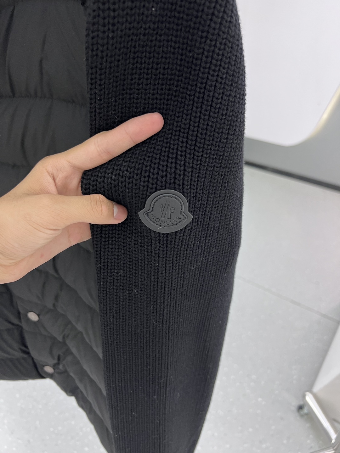 羽绒服 MONCLER 蒙口 25年冬季新款立领开衫外套专柜同款羽绒拼接针织毛衣，搭配填充羽绒轻松打造造