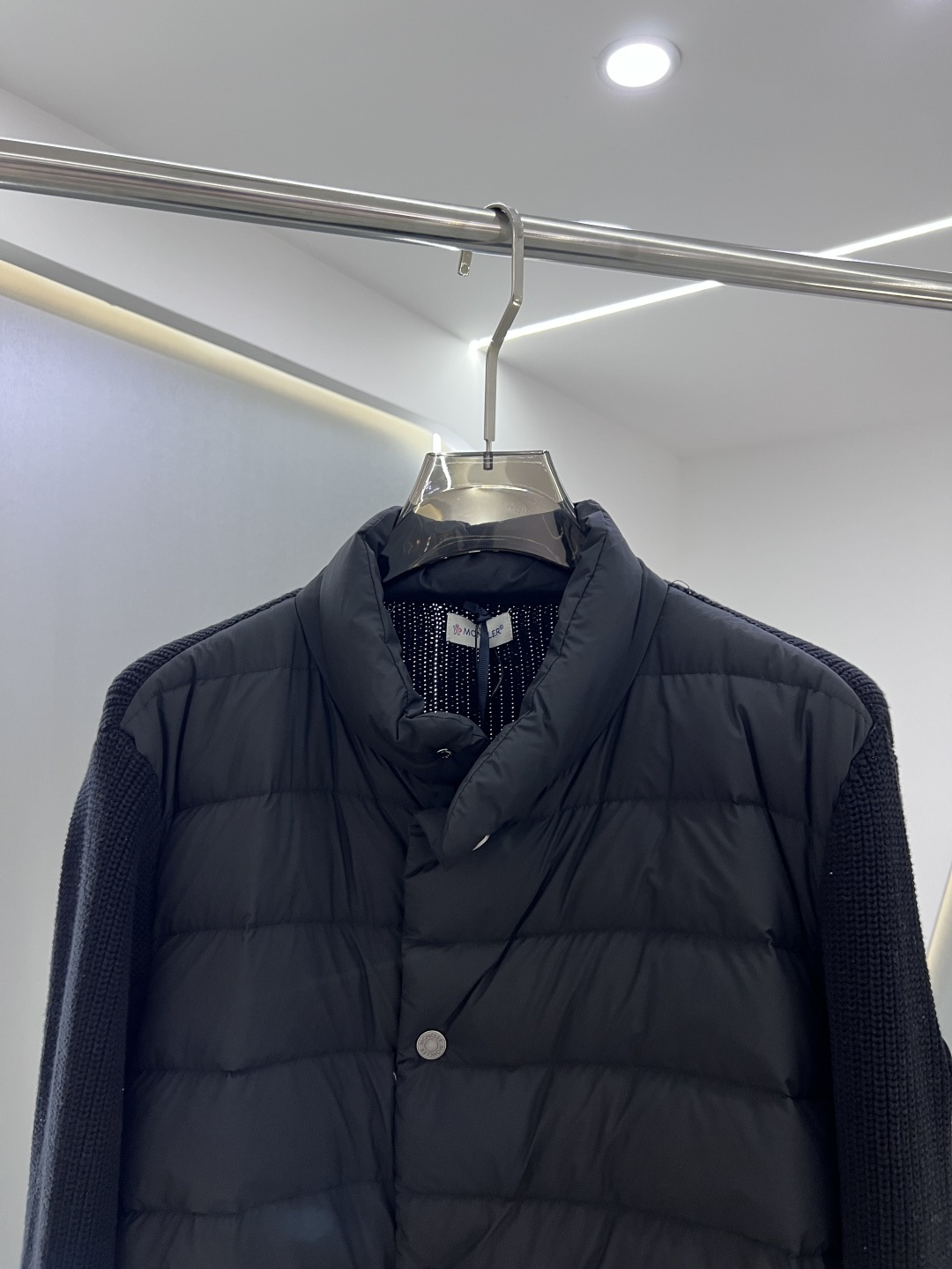 羽绒服 MONCLER 蒙口 25年冬季新款立领开衫外套专柜同款羽绒拼接针织毛衣，搭配填充羽绒轻松打造造