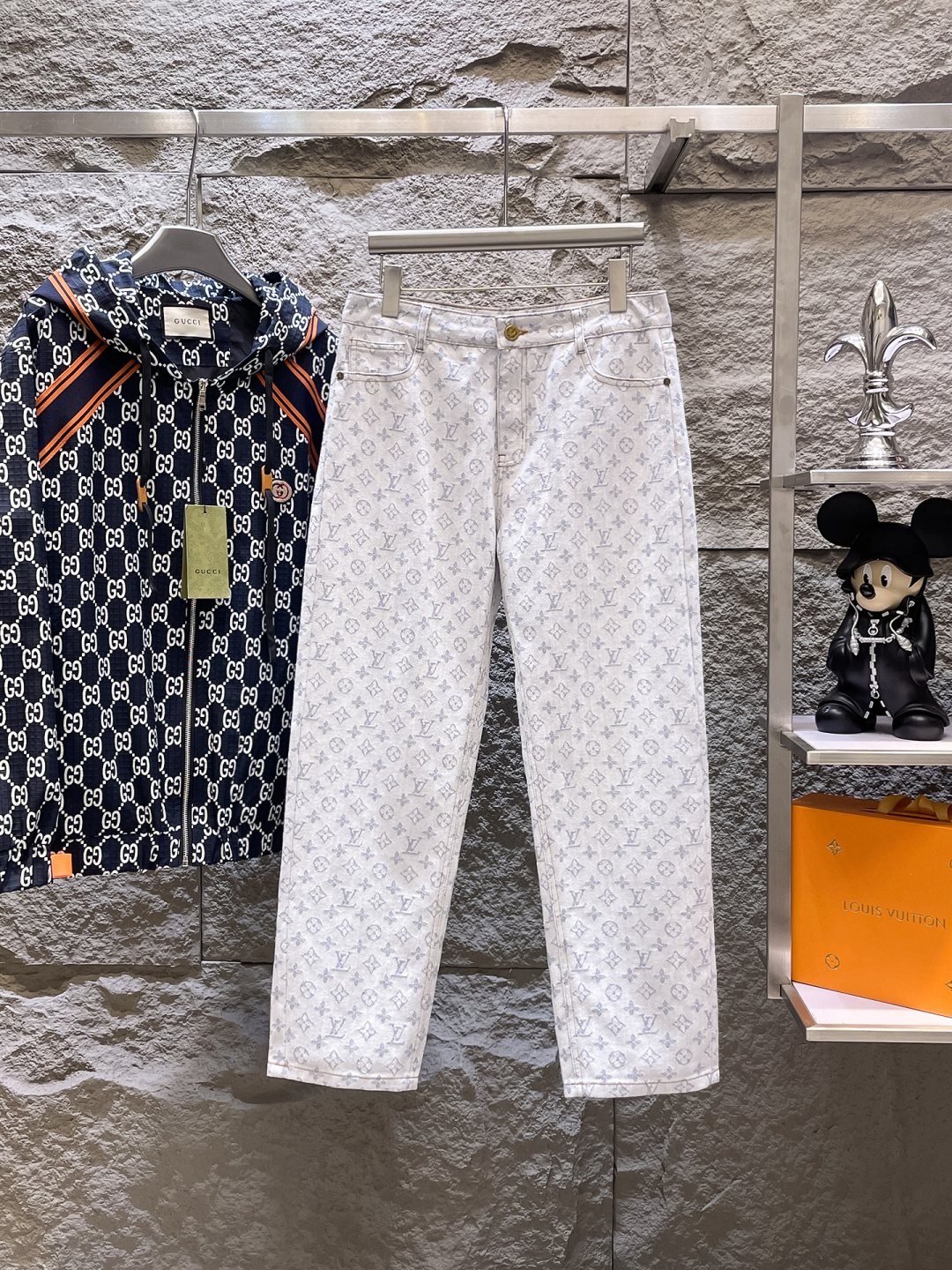 NO:515972,LV 2025 new product, original single jeans, original heavy industry creation, brand classic LOGO design, complete three standards!  Original hardware accessories. Custom denim fabrics for counters, completely suitable for counters. Welcome to try them on before purchasing them. Good goods are not afraid of comparison. Number of codes 30-36 (35), louis vuitton, jeans, alexander wang19860909LV 2025新品,原单牛仔裤 原版重工打造,品牌经典LOGO设计,三标齐全！原版五金辅料.专柜定制牛仔面料,完全对版专柜,欢迎专柜试穿后再购买,好货不怕比.码数30-36（35）,,louis vuitton,jeans,alexander wang,Men's clothing