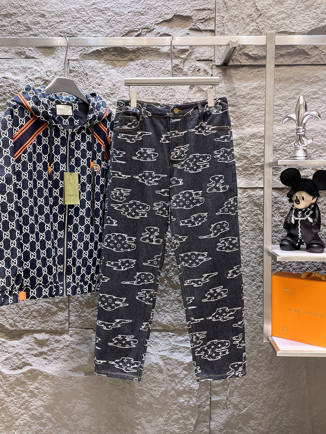 NO:515982,LV 2025 new product, original single jeans, original heavy industry creation, brand classic LOGO design, complete three standards!  Original hardware accessories. Custom denim fabrics for counters, completely suitable for counters. Welcome to try them on before purchasing them. Good goods are not afraid of comparison. Number of codes 30-36 (35), louis vuitton, jeans, alexander wang19860909LV 2025新品,原单牛仔裤 原版重工打造,品牌经典LOGO设计,三标齐全！原版五金辅料.专柜定制牛仔面料,完全对版专柜,欢迎专柜试穿后再购买,好货不怕比.码数30-36（35）,,louis vuitton,jeans,alexander wang,Men's clothing