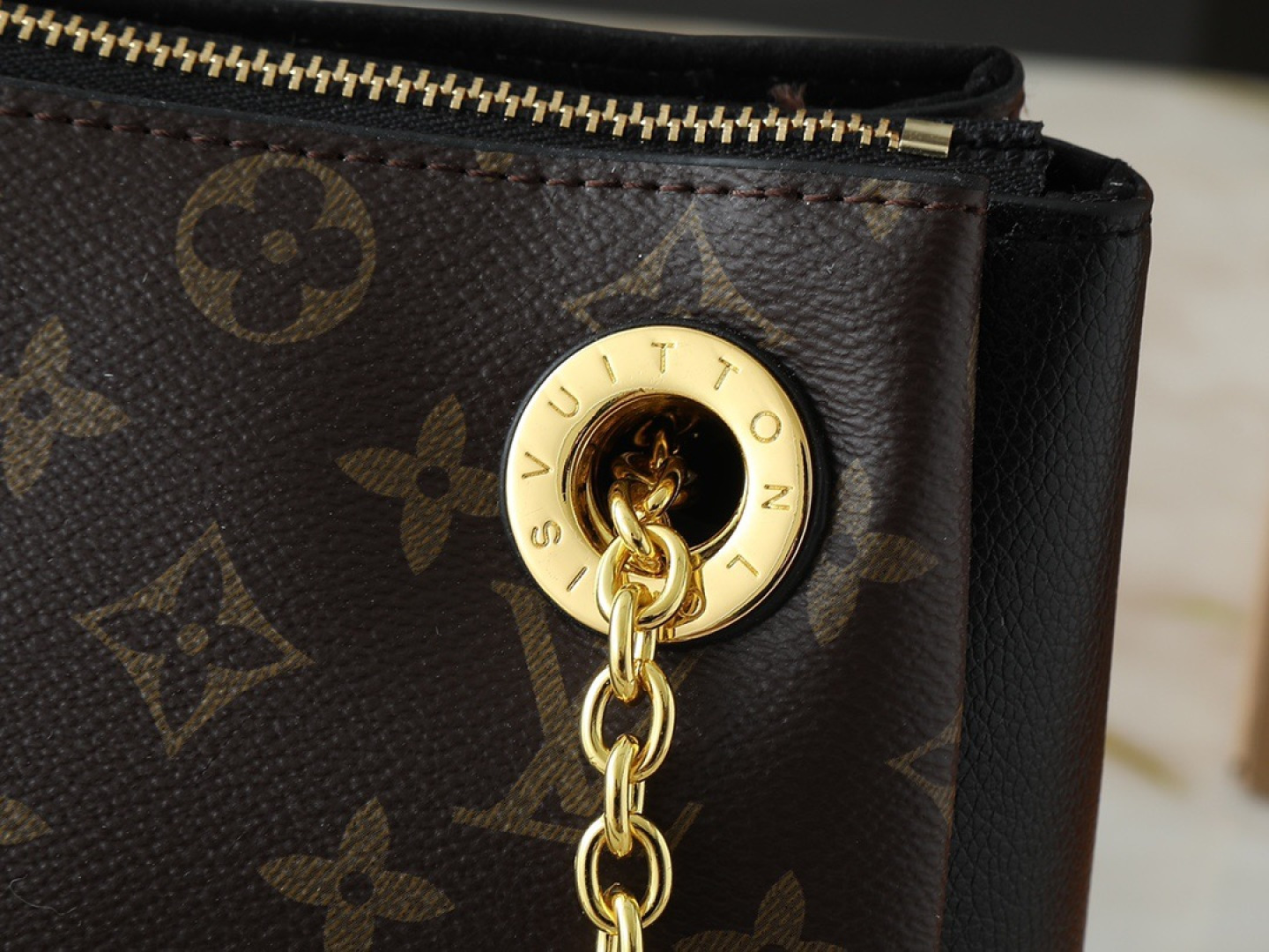 💰130💰升级原版 M43775 M43776 M43777 M43750 本款SURENE BB 手袋  路易威登推出的新款Surene BB手袋，由Monogram帆布与粒纹小牛皮裁制而成，配有金色滑动式包链。金色金属饰件与醒目的皮革饰边，更显利落时髦。轻盈、实用、背携舒适、易于搭配，时尚休闲造型的理想之选。尺寸:24.0x 17.0x 11.0 cm 