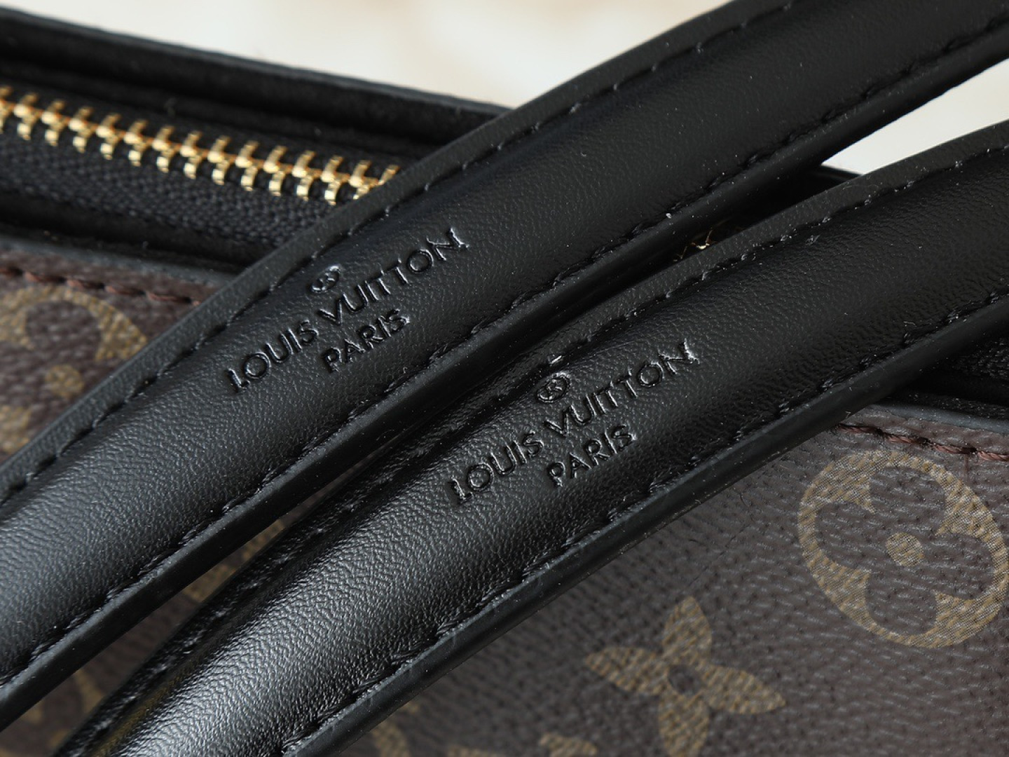 💰130💰升级原版 M43775 M43776 M43777 M43750 本款SURENE BB 手袋  路易威登推出的新款Surene BB手袋，由Monogram帆布与粒纹小牛皮裁制而成，配有金色滑动式包链。金色金属饰件与醒目的皮革饰边，更显利落时髦。轻盈、实用、背携舒适、易于搭配，时尚休闲造型的理想之选。尺寸:24.0x 17.0x 11.0 cm 