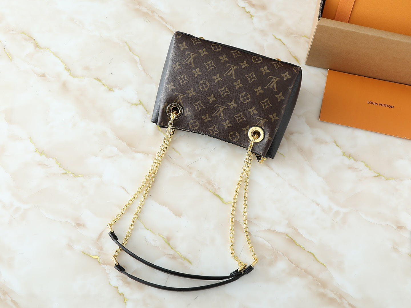 💰130💰升级原版 M43775 M43776 M43777 M43750 本款SURENE BB 手袋  路易威登推出的新款Surene BB手袋，由Monogram帆布与粒纹小牛皮裁制而成，配有金色滑动式包链。金色金属饰件与醒目的皮革饰边，更显利落时髦。轻盈、实用、背携舒适、易于搭配，时尚休闲造型的理想之选。尺寸:24.0x 17.0x 11.0 cm 