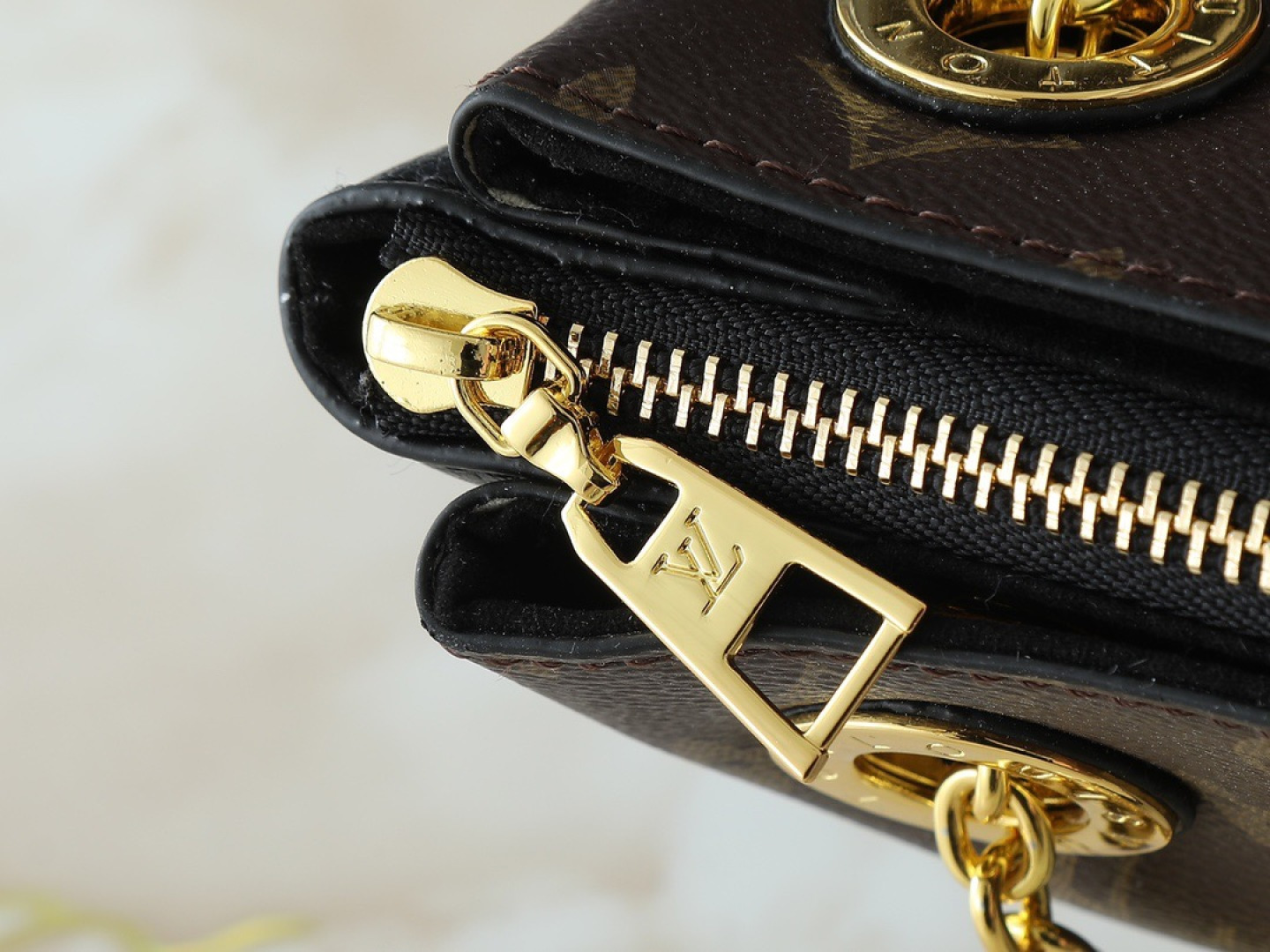 💰130💰升级原版 M43775 M43776 M43777 M43750 本款SURENE BB 手袋  路易威登推出的新款Surene BB手袋，由Monogram帆布与粒纹小牛皮裁制而成，配有金色滑动式包链。金色金属饰件与醒目的皮革饰边，更显利落时髦。轻盈、实用、背携舒适、易于搭配，时尚休闲造型的理想之选。尺寸:24.0x 17.0x 11.0 cm 