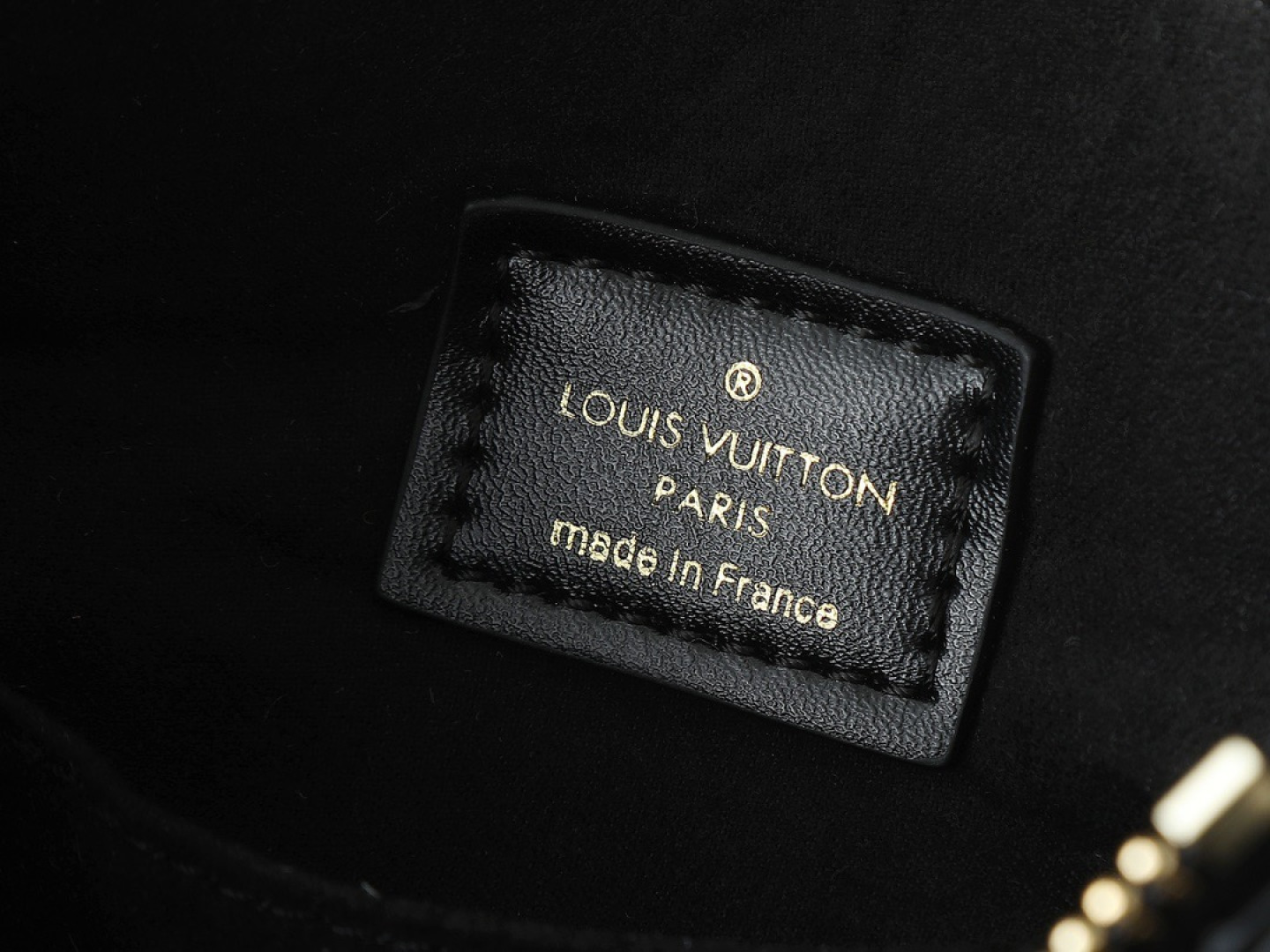 💰130💰升级原版 M43775 M43776 M43777 M43750 本款SURENE BB 手袋  路易威登推出的新款Surene BB手袋，由Monogram帆布与粒纹小牛皮裁制而成，配有金色滑动式包链。金色金属饰件与醒目的皮革饰边，更显利落时髦。轻盈、实用、背携舒适、易于搭配，时尚休闲造型的理想之选。尺寸:24.0x 17.0x 11.0 cm 