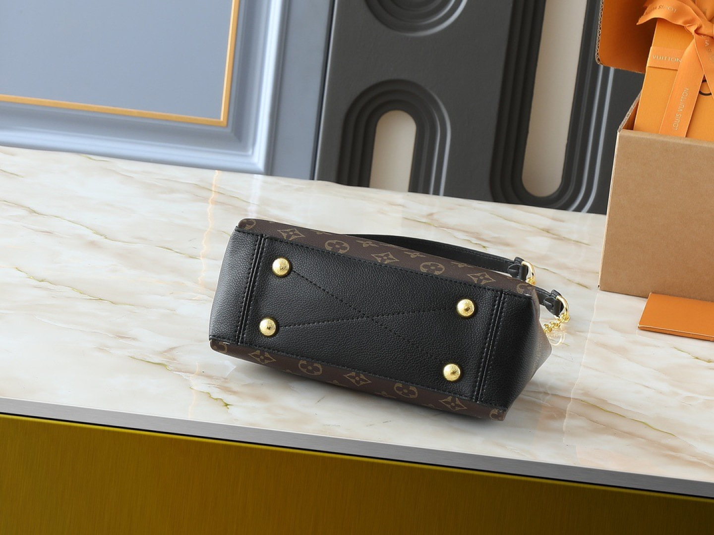 💰130💰升级原版 M43775 M43776 M43777 M43750 本款SURENE BB 手袋  路易威登推出的新款Surene BB手袋，由Monogram帆布与粒纹小牛皮裁制而成，配有金色滑动式包链。金色金属饰件与醒目的皮革饰边，更显利落时髦。轻盈、实用、背携舒适、易于搭配，时尚休闲造型的理想之选。尺寸:24.0x 17.0x 11.0 cm 