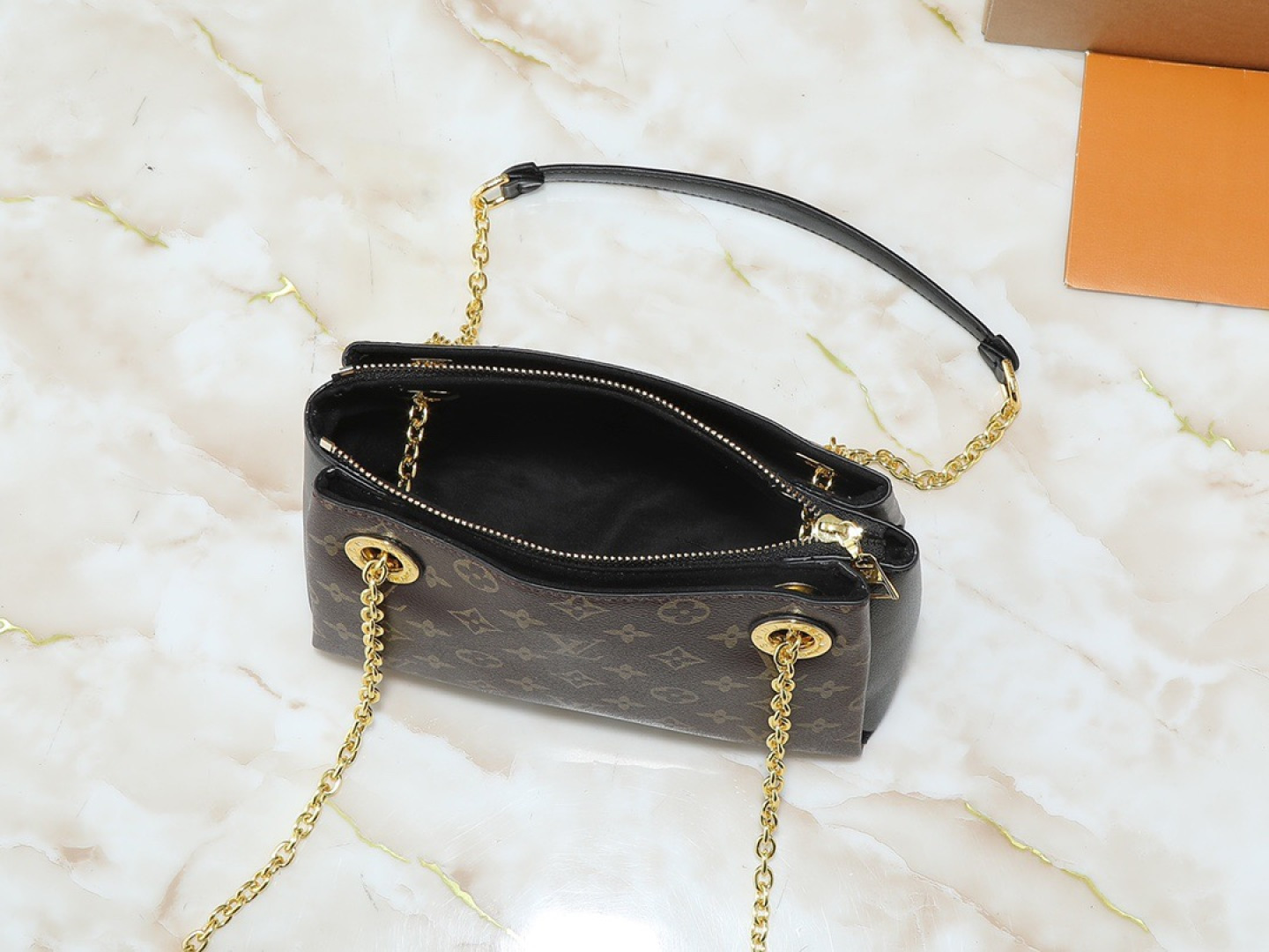 💰130💰升级原版 M43775 M43776 M43777 M43750 本款SURENE BB 手袋  路易威登推出的新款Surene BB手袋，由Monogram帆布与粒纹小牛皮裁制而成，配有金色滑动式包链。金色金属饰件与醒目的皮革饰边，更显利落时髦。轻盈、实用、背携舒适、易于搭配，时尚休闲造型的理想之选。尺寸:24.0x 17.0x 11.0 cm 