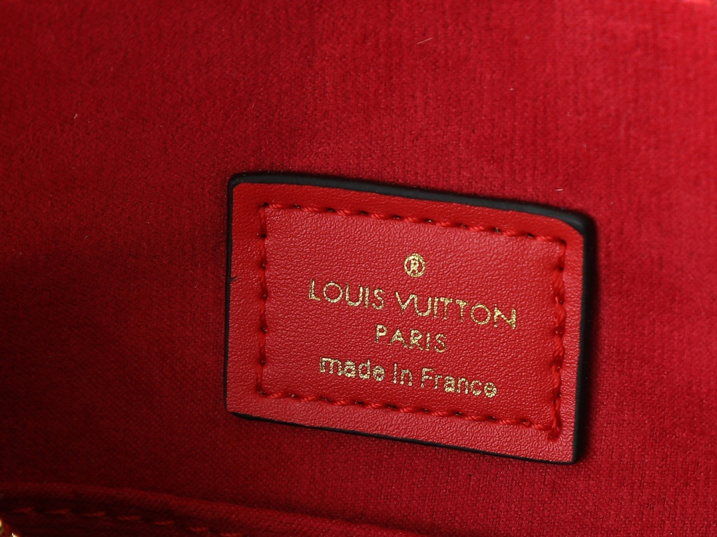 💰130💰升级原版 M43775 M43776 M43777 M43750 本款SURENE BB 手袋  路易威登推出的新款Surene BB手袋，由Monogram帆布与粒纹小牛皮裁制而成，配有金色滑动式包链。金色金属饰件与醒目的皮革饰边，更显利落时髦。轻盈、实用、背携舒适、易于搭配，时尚休闲造型的理想之选。尺寸:24.0x 17.0x 11.0 cm 