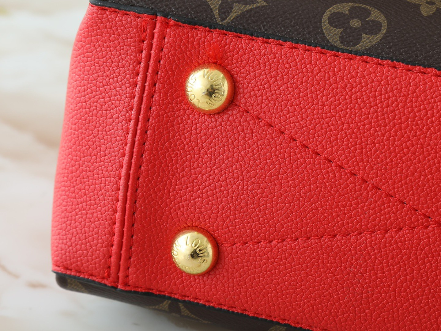 💰130💰升级原版 M43775 M43776 M43777 M43750 本款SURENE BB 手袋  路易威登推出的新款Surene BB手袋，由Monogram帆布与粒纹小牛皮裁制而成，配有金色滑动式包链。金色金属饰件与醒目的皮革饰边，更显利落时髦。轻盈、实用、背携舒适、易于搭配，时尚休闲造型的理想之选。尺寸:24.0x 17.0x 11.0 cm 