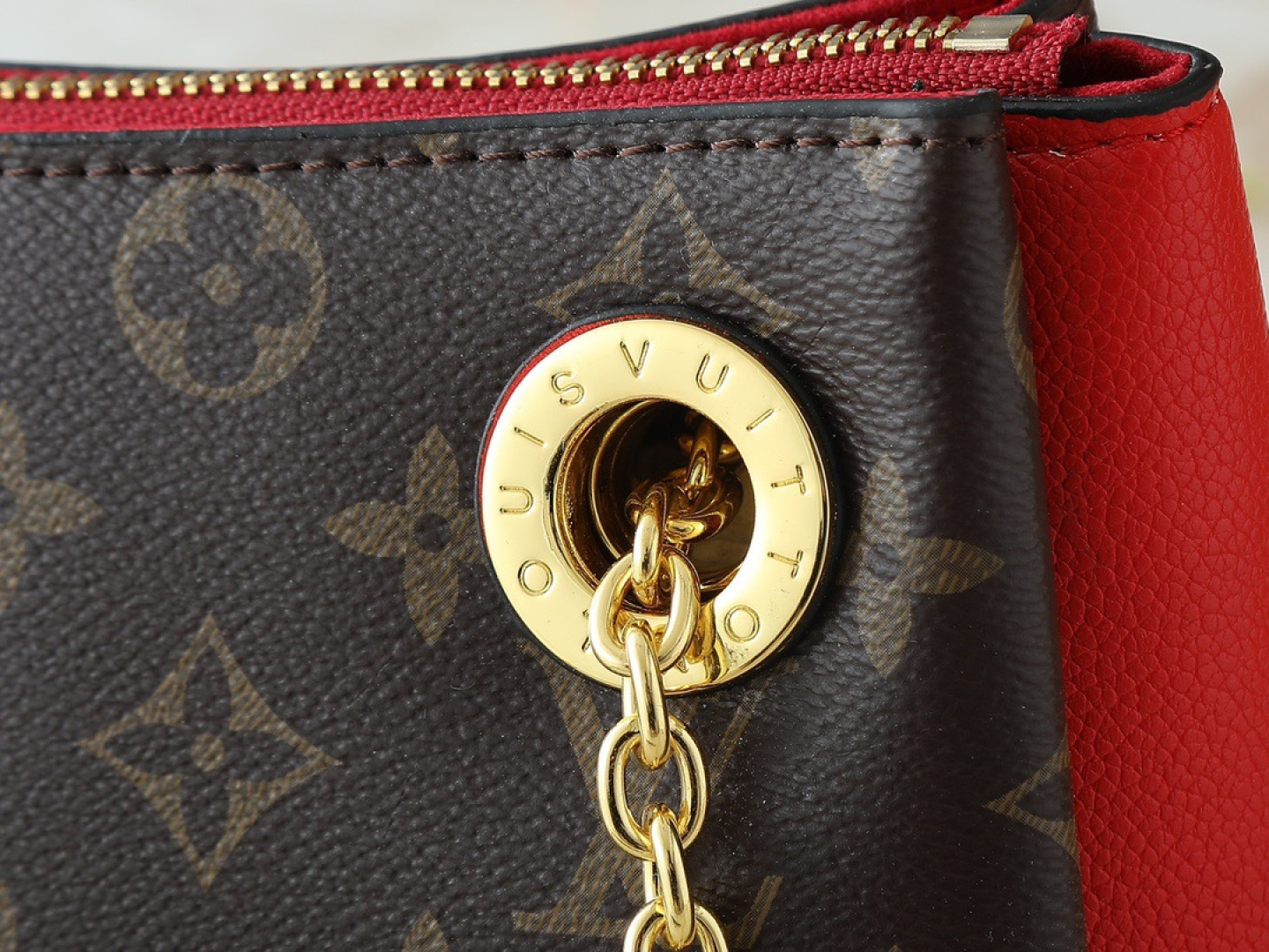 💰130💰升级原版 M43775 M43776 M43777 M43750 本款SURENE BB 手袋  路易威登推出的新款Surene BB手袋，由Monogram帆布与粒纹小牛皮裁制而成，配有金色滑动式包链。金色金属饰件与醒目的皮革饰边，更显利落时髦。轻盈、实用、背携舒适、易于搭配，时尚休闲造型的理想之选。尺寸:24.0x 17.0x 11.0 cm 