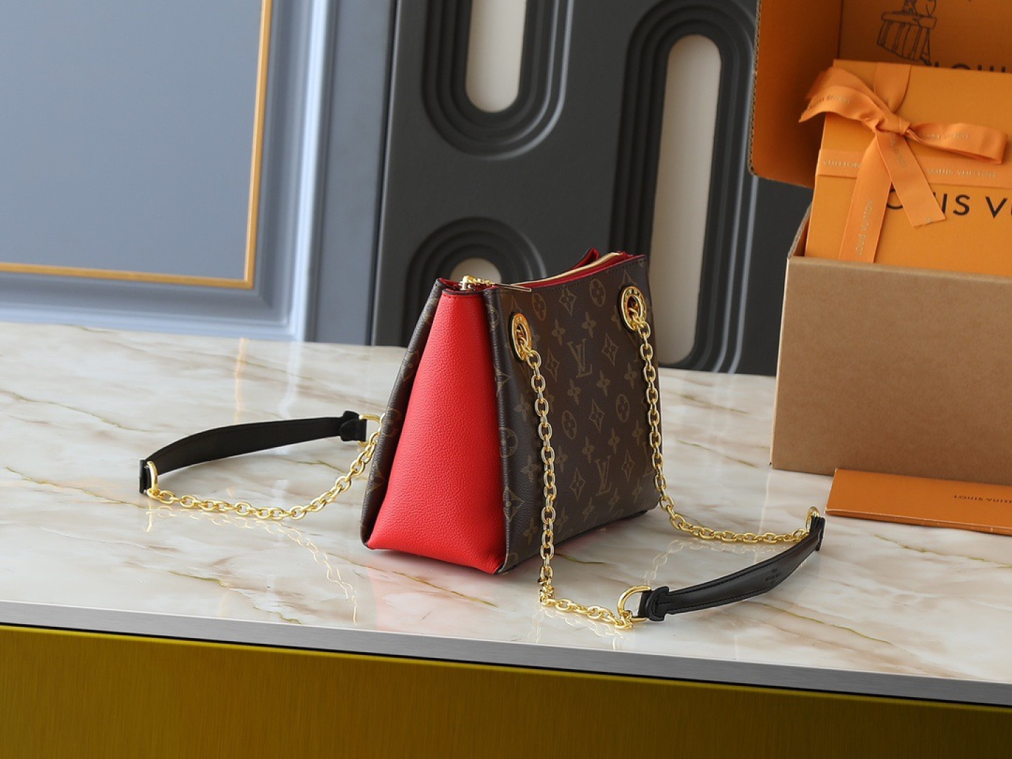 💰130💰升级原版 M43775 M43776 M43777 M43750 本款SURENE BB 手袋  路易威登推出的新款Surene BB手袋，由Monogram帆布与粒纹小牛皮裁制而成，配有金色滑动式包链。金色金属饰件与醒目的皮革饰边，更显利落时髦。轻盈、实用、背携舒适、易于搭配，时尚休闲造型的理想之选。尺寸:24.0x 17.0x 11.0 cm 