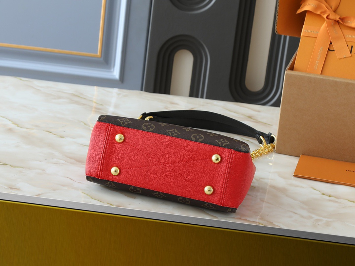 💰130💰升级原版 M43775 M43776 M43777 M43750 本款SURENE BB 手袋  路易威登推出的新款Surene BB手袋，由Monogram帆布与粒纹小牛皮裁制而成，配有金色滑动式包链。金色金属饰件与醒目的皮革饰边，更显利落时髦。轻盈、实用、背携舒适、易于搭配，时尚休闲造型的理想之选。尺寸:24.0x 17.0x 11.0 cm 