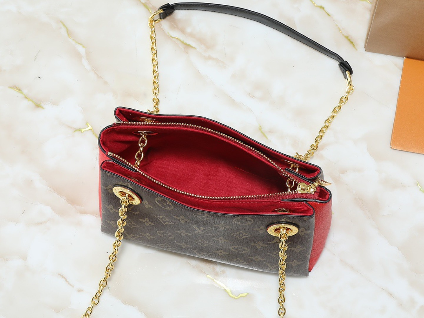 💰130💰升级原版 M43775 M43776 M43777 M43750 本款SURENE BB 手袋  路易威登推出的新款Surene BB手袋，由Monogram帆布与粒纹小牛皮裁制而成，配有金色滑动式包链。金色金属饰件与醒目的皮革饰边，更显利落时髦。轻盈、实用、背携舒适、易于搭配，时尚休闲造型的理想之选。尺寸:24.0x 17.0x 11.0 cm 