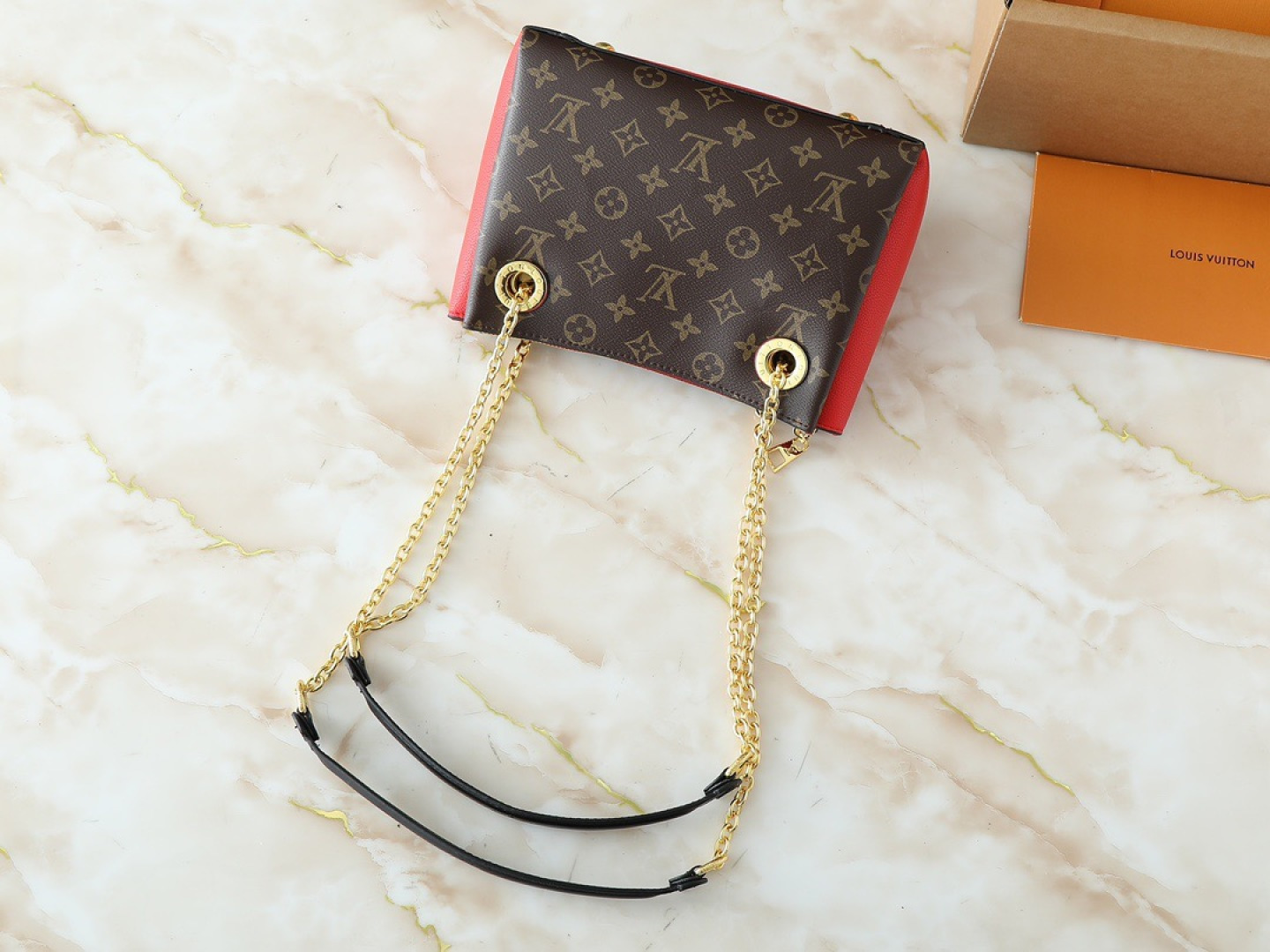 💰130💰升级原版 M43775 M43776 M43777 M43750 本款SURENE BB 手袋  路易威登推出的新款Surene BB手袋，由Monogram帆布与粒纹小牛皮裁制而成，配有金色滑动式包链。金色金属饰件与醒目的皮革饰边，更显利落时髦。轻盈、实用、背携舒适、易于搭配，时尚休闲造型的理想之选。尺寸:24.0x 17.0x 11.0 cm 