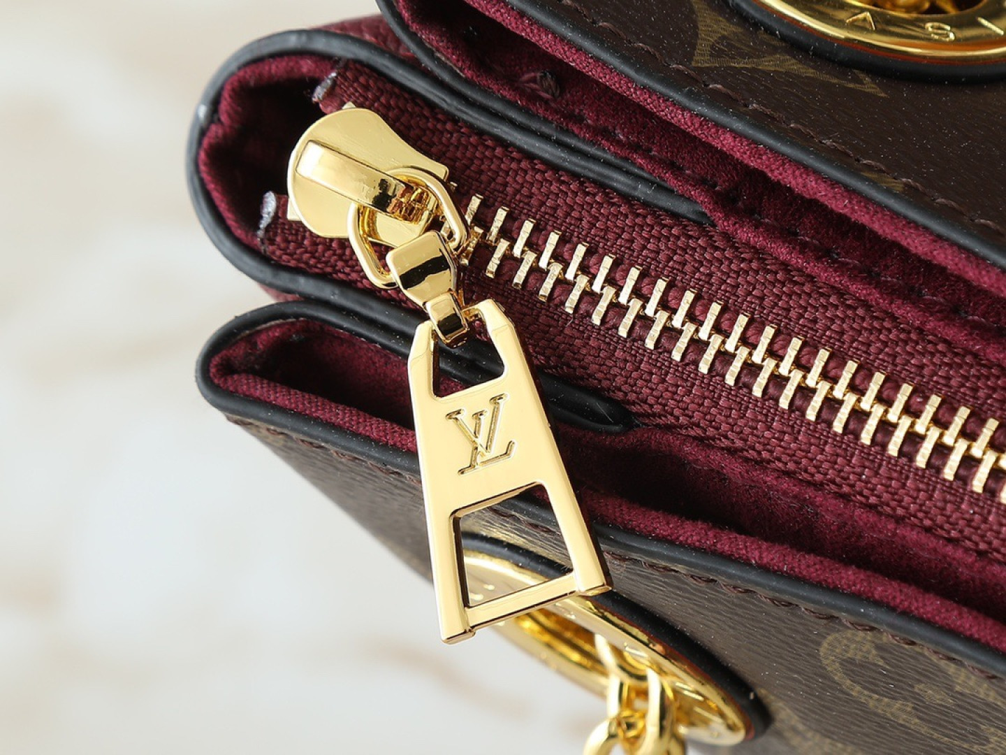 💰130💰升级原版 M43775 M43776 M43777 M43750 本款SURENE BB 手袋  路易威登推出的新款Surene BB手袋，由Monogram帆布与粒纹小牛皮裁制而成，配有金色滑动式包链。金色金属饰件与醒目的皮革饰边，更显利落时髦。轻盈、实用、背携舒适、易于搭配，时尚休闲造型的理想之选。尺寸:24.0x 17.0x 11.0 cm 