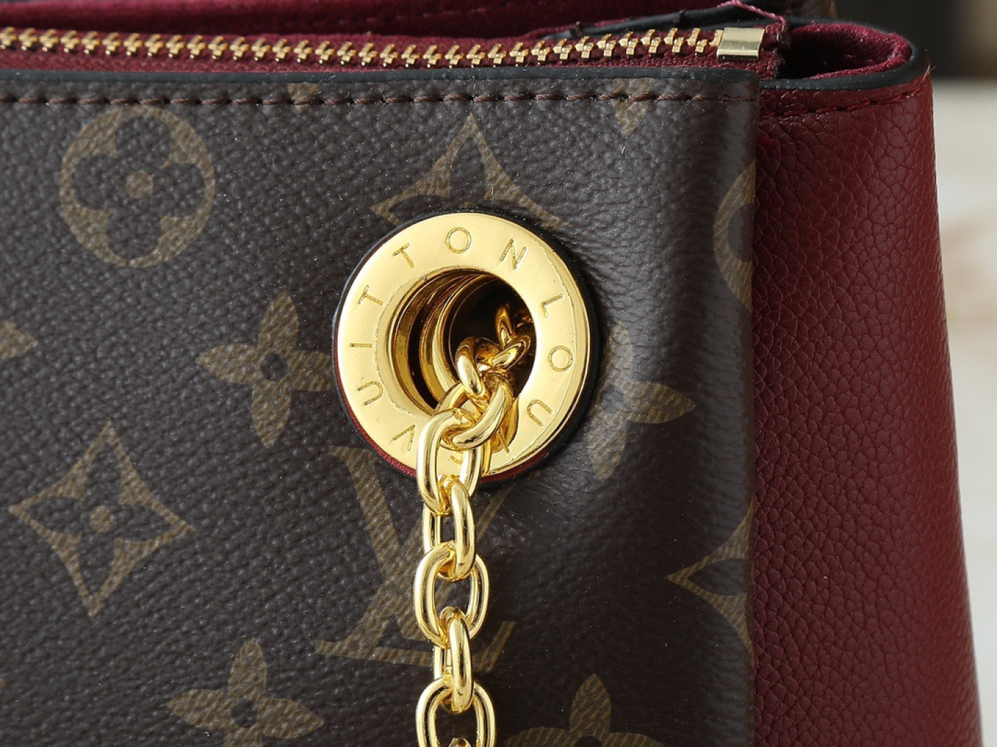 💰130💰升级原版 M43775 M43776 M43777 M43750 本款SURENE BB 手袋  路易威登推出的新款Surene BB手袋，由Monogram帆布与粒纹小牛皮裁制而成，配有金色滑动式包链。金色金属饰件与醒目的皮革饰边，更显利落时髦。轻盈、实用、背携舒适、易于搭配，时尚休闲造型的理想之选。尺寸:24.0x 17.0x 11.0 cm 