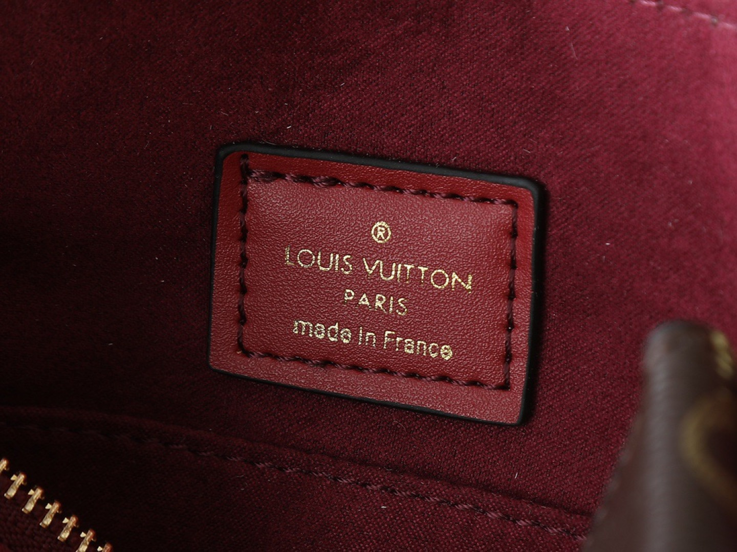 💰130💰升级原版 M43775 M43776 M43777 M43750 本款SURENE BB 手袋  路易威登推出的新款Surene BB手袋，由Monogram帆布与粒纹小牛皮裁制而成，配有金色滑动式包链。金色金属饰件与醒目的皮革饰边，更显利落时髦。轻盈、实用、背携舒适、易于搭配，时尚休闲造型的理想之选。尺寸:24.0x 17.0x 11.0 cm 