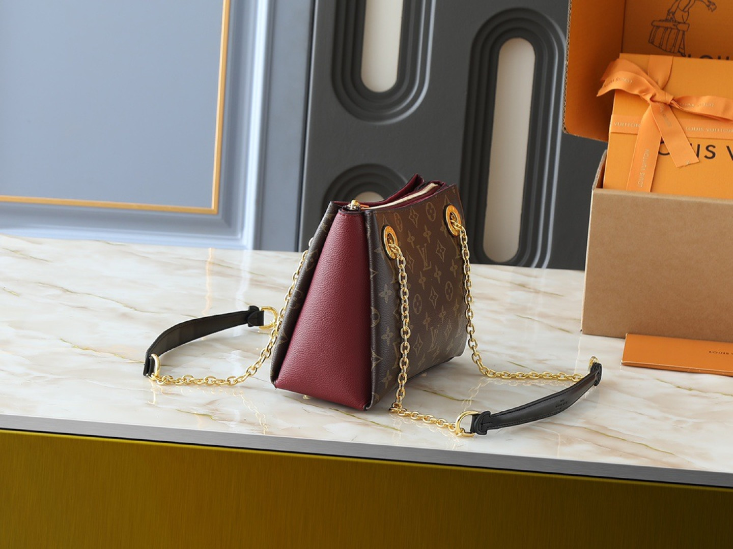 💰130💰升级原版 M43775 M43776 M43777 M43750 本款SURENE BB 手袋  路易威登推出的新款Surene BB手袋，由Monogram帆布与粒纹小牛皮裁制而成，配有金色滑动式包链。金色金属饰件与醒目的皮革饰边，更显利落时髦。轻盈、实用、背携舒适、易于搭配，时尚休闲造型的理想之选。尺寸:24.0x 17.0x 11.0 cm 