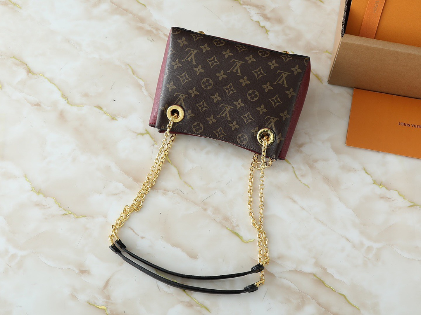 💰130💰升级原版 M43775 M43776 M43777 M43750 本款SURENE BB 手袋  路易威登推出的新款Surene BB手袋，由Monogram帆布与粒纹小牛皮裁制而成，配有金色滑动式包链。金色金属饰件与醒目的皮革饰边，更显利落时髦。轻盈、实用、背携舒适、易于搭配，时尚休闲造型的理想之选。尺寸:24.0x 17.0x 11.0 cm 