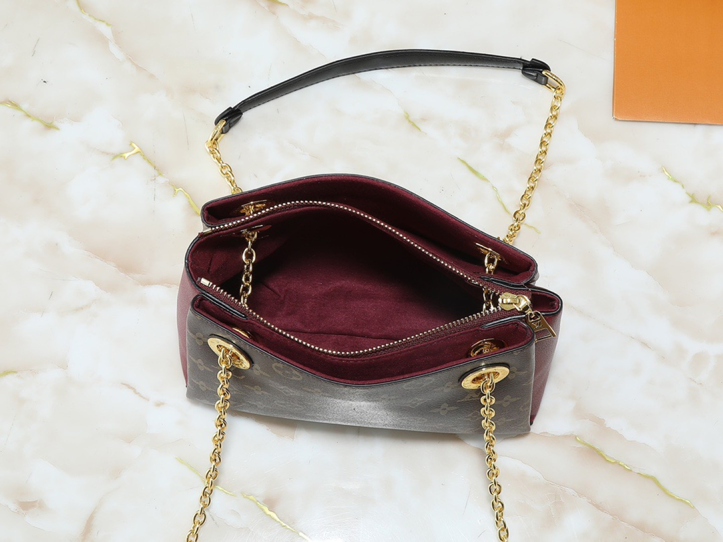 💰130💰升级原版 M43775 M43776 M43777 M43750 本款SURENE BB 手袋  路易威登推出的新款Surene BB手袋，由Monogram帆布与粒纹小牛皮裁制而成，配有金色滑动式包链。金色金属饰件与醒目的皮革饰边，更显利落时髦。轻盈、实用、背携舒适、易于搭配，时尚休闲造型的理想之选。尺寸:24.0x 17.0x 11.0 cm 