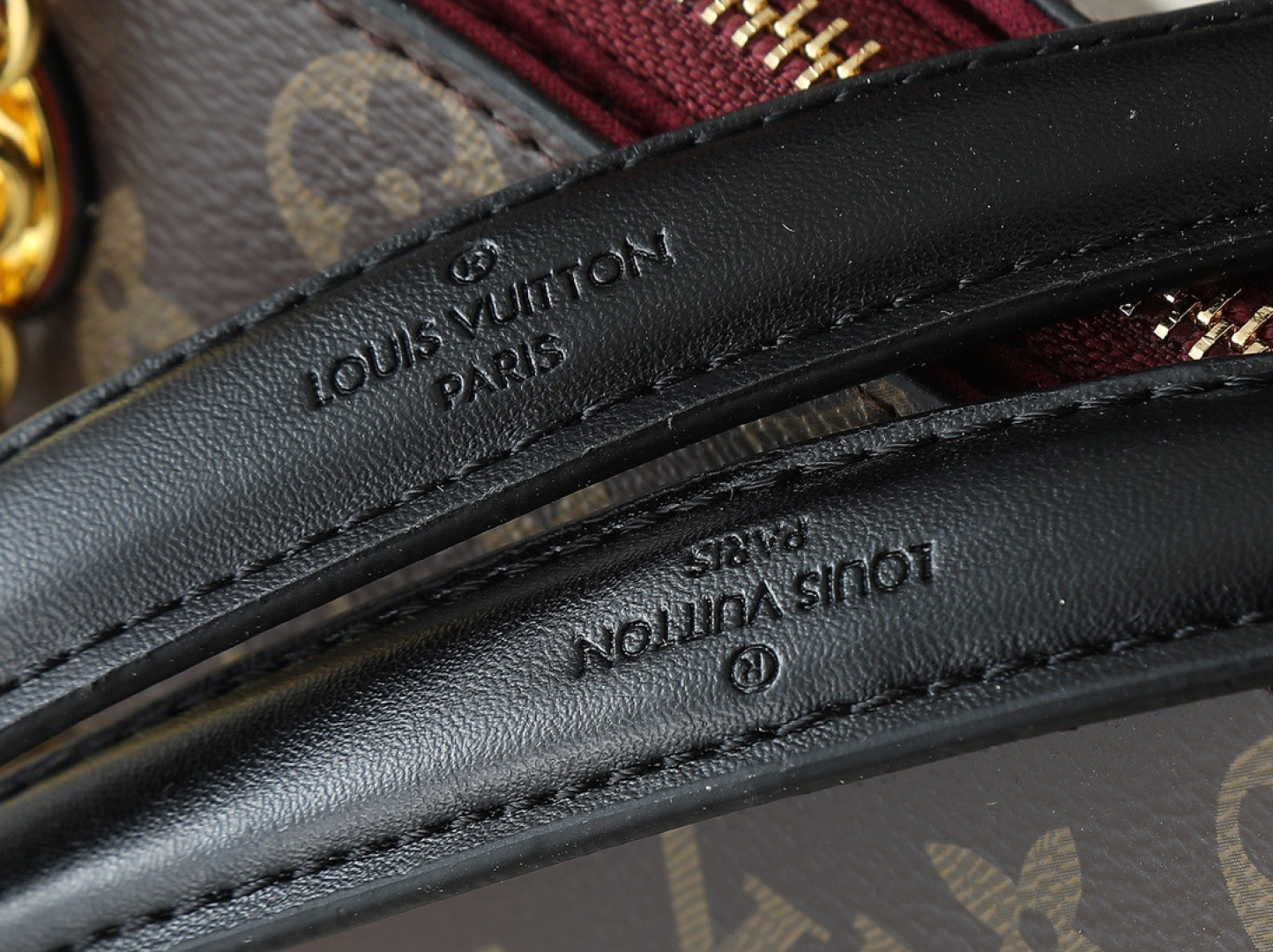 💰130💰升级原版 M43775 M43776 M43777 M43750 本款SURENE BB 手袋  路易威登推出的新款Surene BB手袋，由Monogram帆布与粒纹小牛皮裁制而成，配有金色滑动式包链。金色金属饰件与醒目的皮革饰边，更显利落时髦。轻盈、实用、背携舒适、易于搭配，时尚休闲造型的理想之选。尺寸:24.0x 17.0x 11.0 cm 