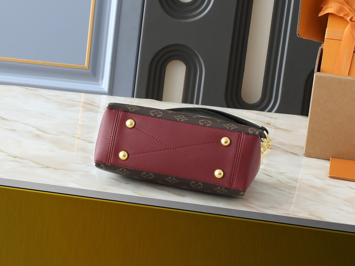 💰130💰升级原版 M43775 M43776 M43777 M43750 本款SURENE BB 手袋  路易威登推出的新款Surene BB手袋，由Monogram帆布与粒纹小牛皮裁制而成，配有金色滑动式包链。金色金属饰件与醒目的皮革饰边，更显利落时髦。轻盈、实用、背携舒适、易于搭配，时尚休闲造型的理想之选。尺寸:24.0x 17.0x 11.0 cm 