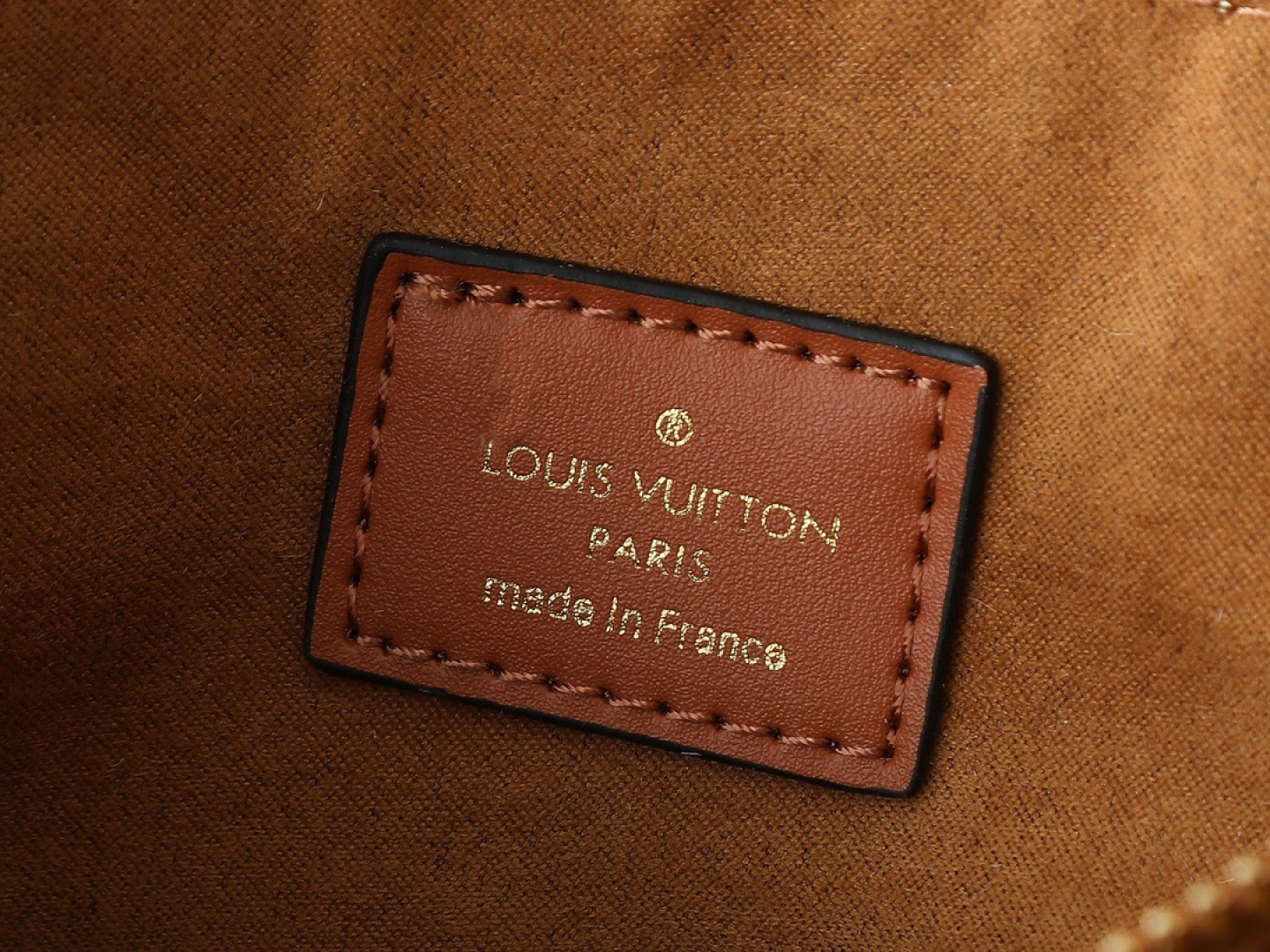 💰130💰升级原版 M43775 M43776 M43777 M43750 本款SURENE BB 手袋  路易威登推出的新款Surene BB手袋，由Monogram帆布与粒纹小牛皮裁制而成，配有金色滑动式包链。金色金属饰件与醒目的皮革饰边，更显利落时髦。轻盈、实用、背携舒适、易于搭配，时尚休闲造型的理想之选。尺寸:24.0x 17.0x 11.0 cm 