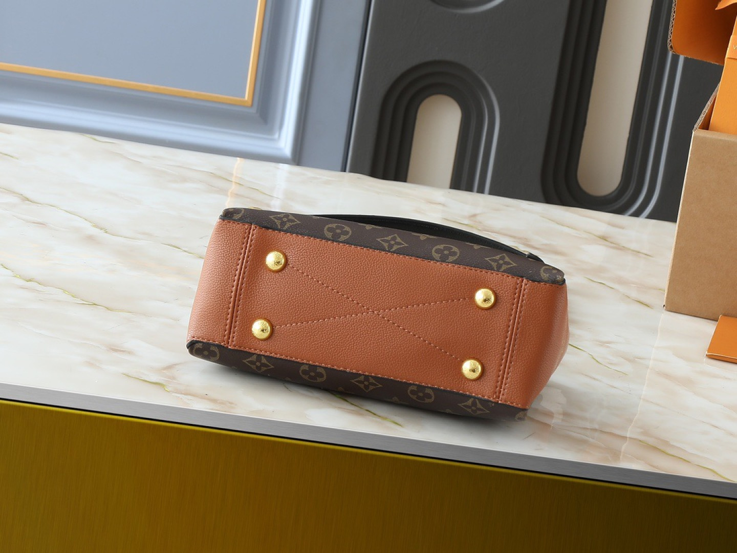 💰130💰升级原版 M43775 M43776 M43777 M43750 本款SURENE BB 手袋  路易威登推出的新款Surene BB手袋，由Monogram帆布与粒纹小牛皮裁制而成，配有金色滑动式包链。金色金属饰件与醒目的皮革饰边，更显利落时髦。轻盈、实用、背携舒适、易于搭配，时尚休闲造型的理想之选。尺寸:24.0x 17.0x 11.0 cm 