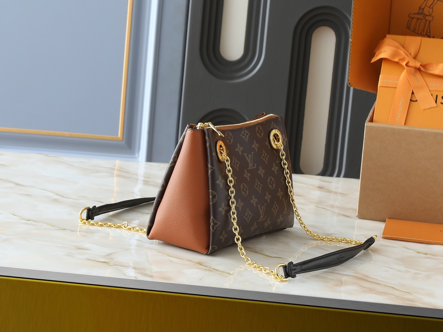 💰130💰升级原版 M43775 M43776 M43777 M43750 本款SURENE BB 手袋  路易威登推出的新款Surene BB手袋，由Monogram帆布与粒纹小牛皮裁制而成，配有金色滑动式包链。金色金属饰件与醒目的皮革饰边，更显利落时髦。轻盈、实用、背携舒适、易于搭配，时尚休闲造型的理想之选。尺寸:24.0x 17.0x 11.0 cm 