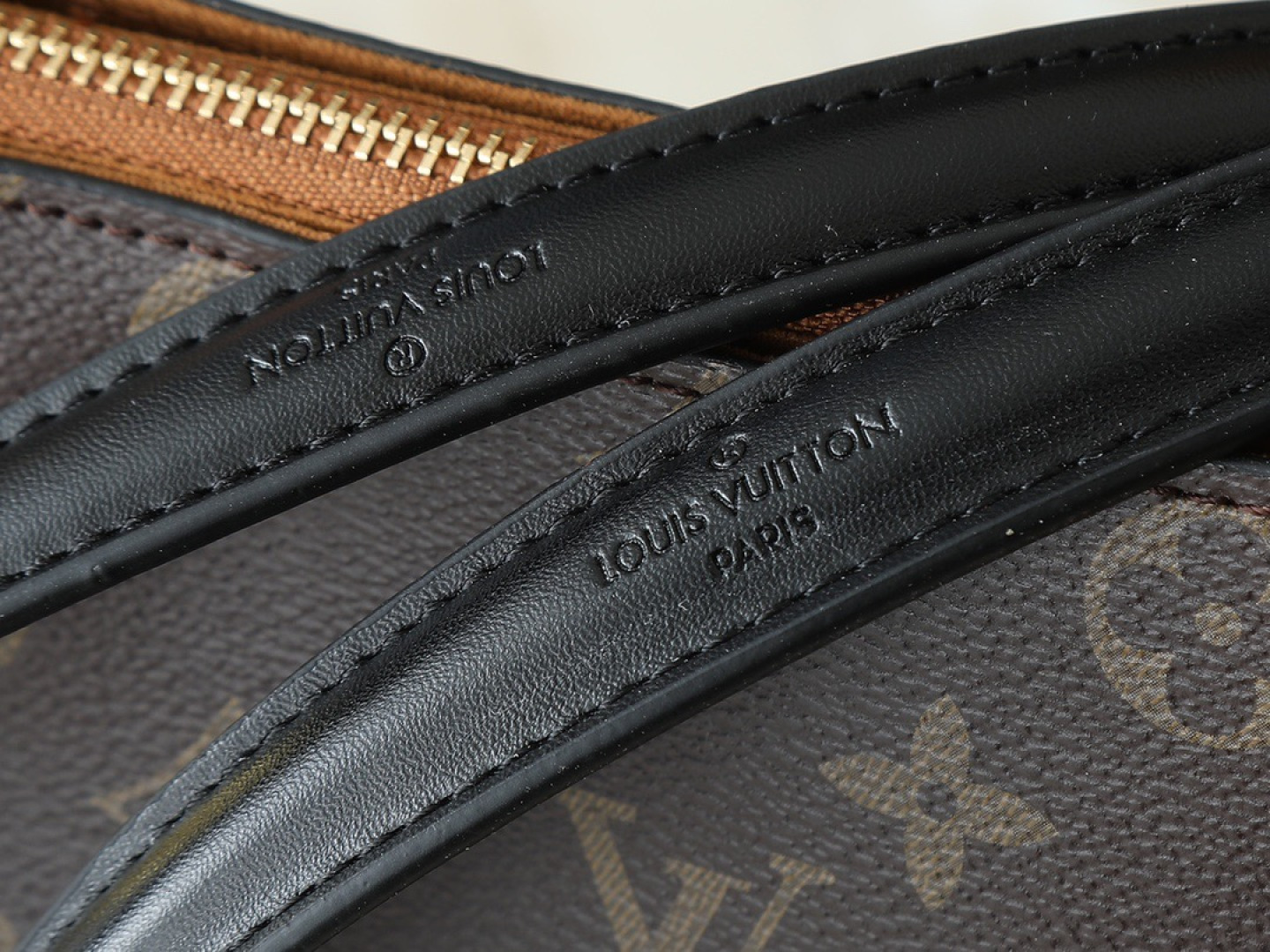 💰130💰升级原版 M43775 M43776 M43777 M43750 本款SURENE BB 手袋  路易威登推出的新款Surene BB手袋，由Monogram帆布与粒纹小牛皮裁制而成，配有金色滑动式包链。金色金属饰件与醒目的皮革饰边，更显利落时髦。轻盈、实用、背携舒适、易于搭配，时尚休闲造型的理想之选。尺寸:24.0x 17.0x 11.0 cm 