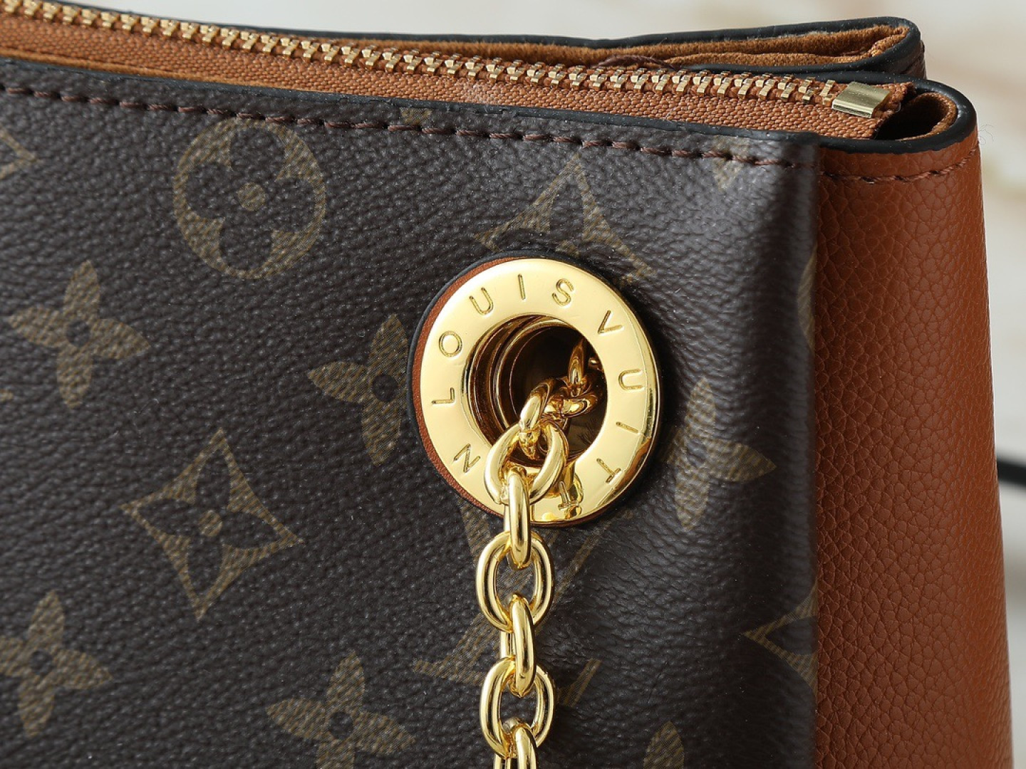 💰130💰升级原版 M43775 M43776 M43777 M43750 本款SURENE BB 手袋  路易威登推出的新款Surene BB手袋，由Monogram帆布与粒纹小牛皮裁制而成，配有金色滑动式包链。金色金属饰件与醒目的皮革饰边，更显利落时髦。轻盈、实用、背携舒适、易于搭配，时尚休闲造型的理想之选。尺寸:24.0x 17.0x 11.0 cm 