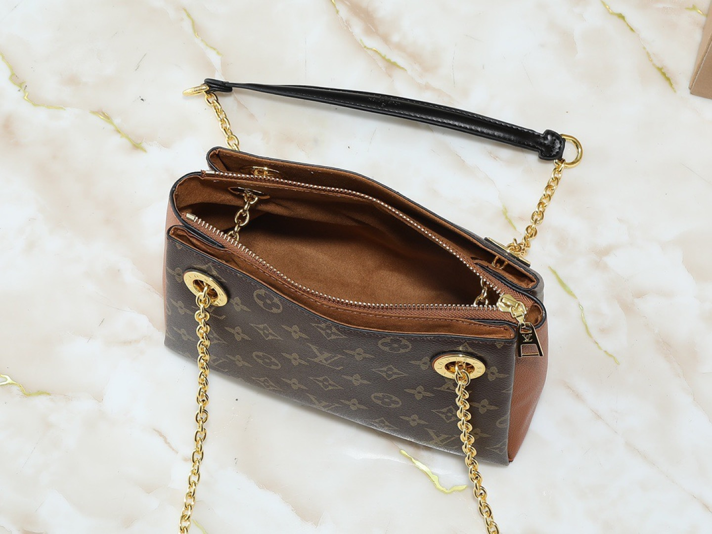 💰130💰升级原版 M43775 M43776 M43777 M43750 本款SURENE BB 手袋  路易威登推出的新款Surene BB手袋，由Monogram帆布与粒纹小牛皮裁制而成，配有金色滑动式包链。金色金属饰件与醒目的皮革饰边，更显利落时髦。轻盈、实用、背携舒适、易于搭配，时尚休闲造型的理想之选。尺寸:24.0x 17.0x 11.0 cm 