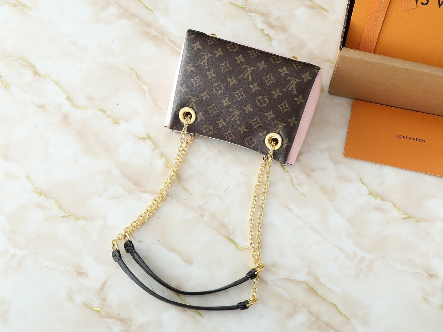 💰130💰升级原版 M43775 M43776 M43777 M43750 本款SURENE BB 手袋  路易威登推出的新款Surene BB手袋，由Monogram帆布与粒纹小牛皮裁制而成，配有金色滑动式包链。金色金属饰件与醒目的皮革饰边，更显利落时髦。轻盈、实用、背携舒适、易于搭配，时尚休闲造型的理想之选。尺寸:24.0x 17.0x 11.0 cm 