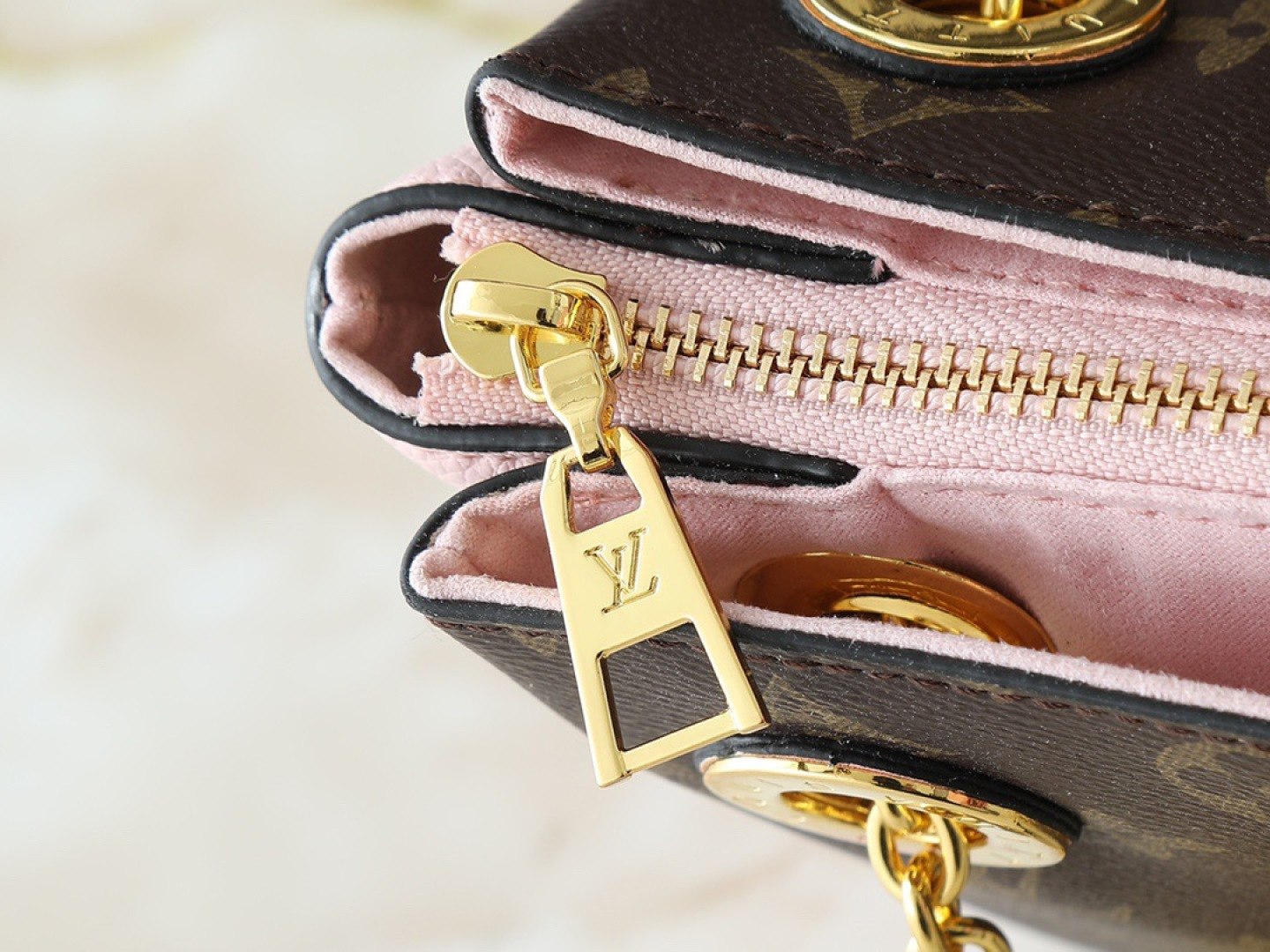 💰130💰升级原版 M43775 M43776 M43777 M43750 本款SURENE BB 手袋  路易威登推出的新款Surene BB手袋，由Monogram帆布与粒纹小牛皮裁制而成，配有金色滑动式包链。金色金属饰件与醒目的皮革饰边，更显利落时髦。轻盈、实用、背携舒适、易于搭配，时尚休闲造型的理想之选。尺寸:24.0x 17.0x 11.0 cm 