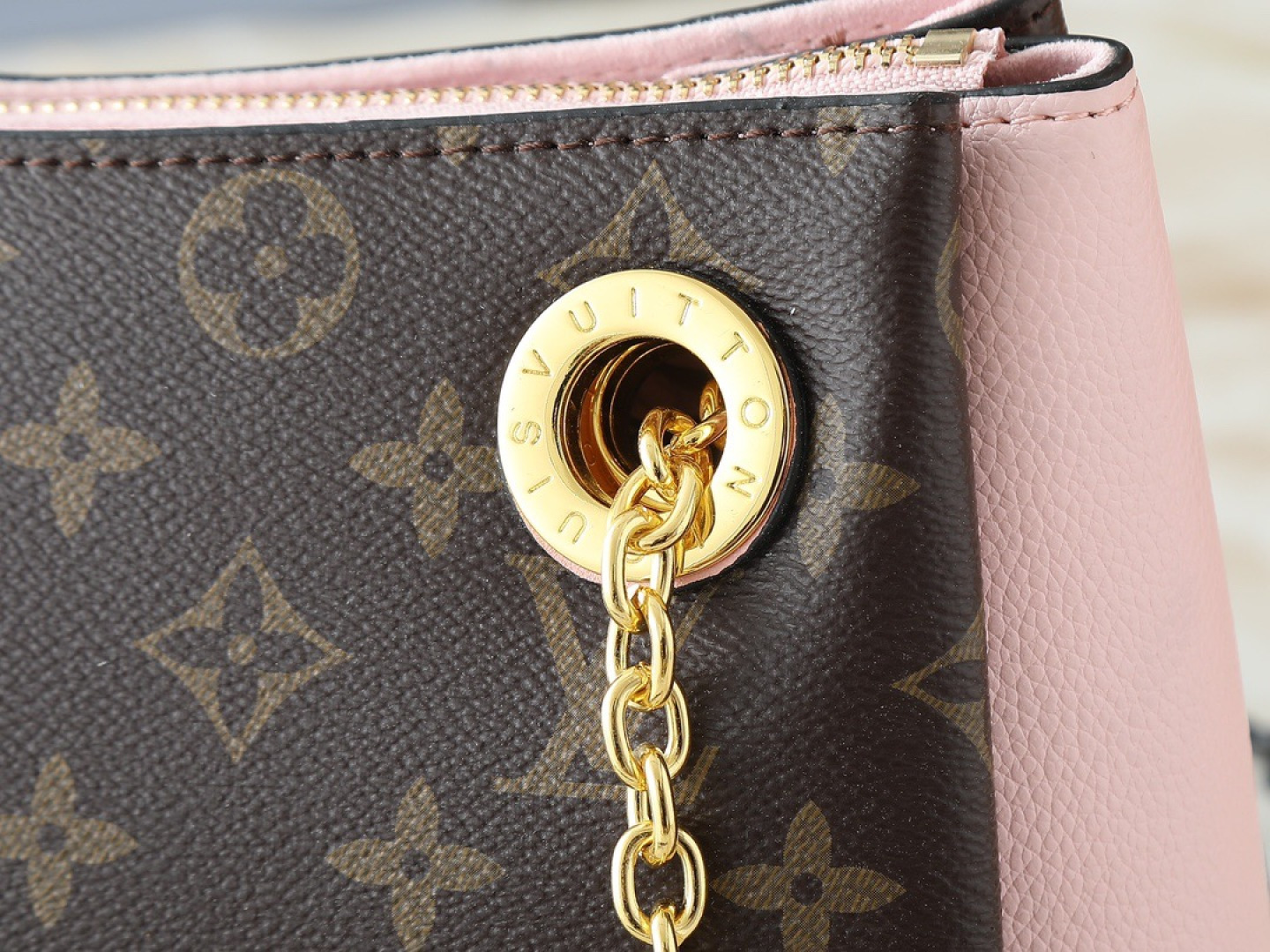 💰130💰升级原版 M43775 M43776 M43777 M43750 本款SURENE BB 手袋  路易威登推出的新款Surene BB手袋，由Monogram帆布与粒纹小牛皮裁制而成，配有金色滑动式包链。金色金属饰件与醒目的皮革饰边，更显利落时髦。轻盈、实用、背携舒适、易于搭配，时尚休闲造型的理想之选。尺寸:24.0x 17.0x 11.0 cm 