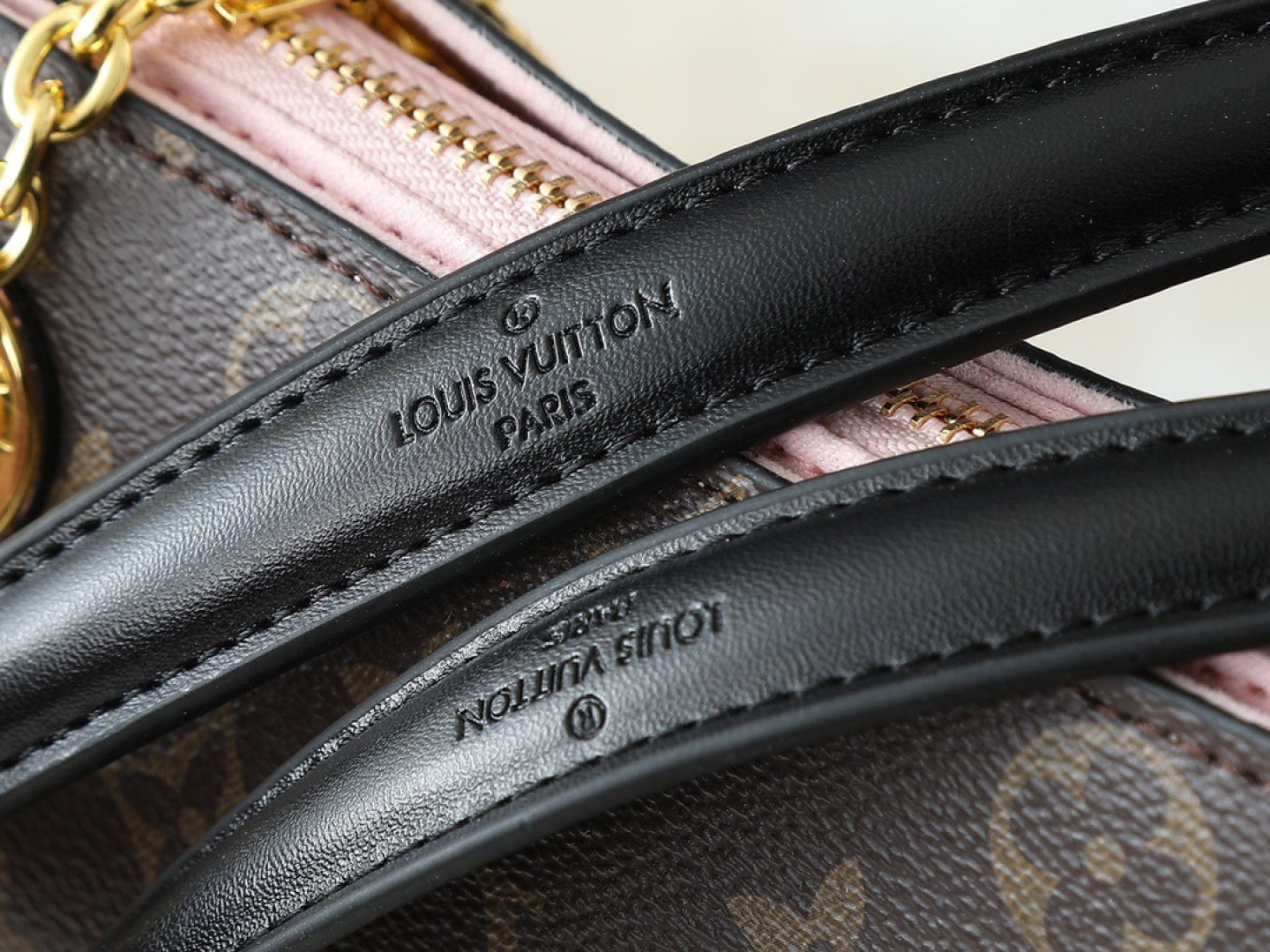 💰130💰升级原版 M43775 M43776 M43777 M43750 本款SURENE BB 手袋  路易威登推出的新款Surene BB手袋，由Monogram帆布与粒纹小牛皮裁制而成，配有金色滑动式包链。金色金属饰件与醒目的皮革饰边，更显利落时髦。轻盈、实用、背携舒适、易于搭配，时尚休闲造型的理想之选。尺寸:24.0x 17.0x 11.0 cm 