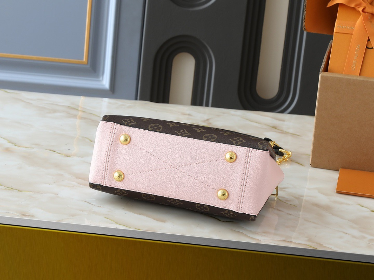 💰130💰升级原版 M43775 M43776 M43777 M43750 本款SURENE BB 手袋  路易威登推出的新款Surene BB手袋，由Monogram帆布与粒纹小牛皮裁制而成，配有金色滑动式包链。金色金属饰件与醒目的皮革饰边，更显利落时髦。轻盈、实用、背携舒适、易于搭配，时尚休闲造型的理想之选。尺寸:24.0x 17.0x 11.0 cm 