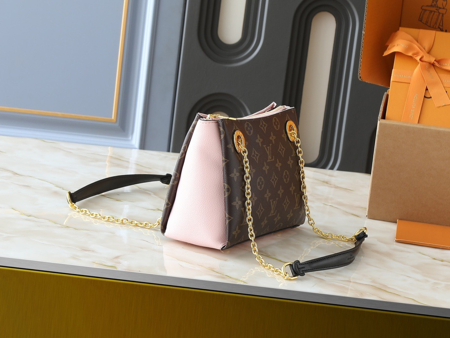 💰130💰升级原版 M43775 M43776 M43777 M43750 本款SURENE BB 手袋  路易威登推出的新款Surene BB手袋，由Monogram帆布与粒纹小牛皮裁制而成，配有金色滑动式包链。金色金属饰件与醒目的皮革饰边，更显利落时髦。轻盈、实用、背携舒适、易于搭配，时尚休闲造型的理想之选。尺寸:24.0x 17.0x 11.0 cm 