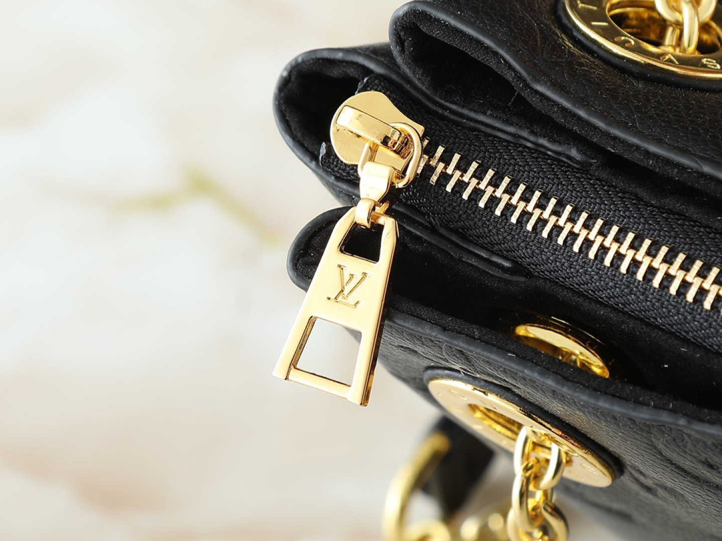 💰130💰升级原版 M43775 M43776 M43777 M43750 本款SURENE BB 手袋  路易威登推出的新款Surene BB手袋，由Monogram帆布与粒纹小牛皮裁制而成，配有金色滑动式包链。金色金属饰件与醒目的皮革饰边，更显利落时髦。轻盈、实用、背携舒适、易于搭配，时尚休闲造型的理想之选。尺寸:24.0x 17.0x 11.0 cm 