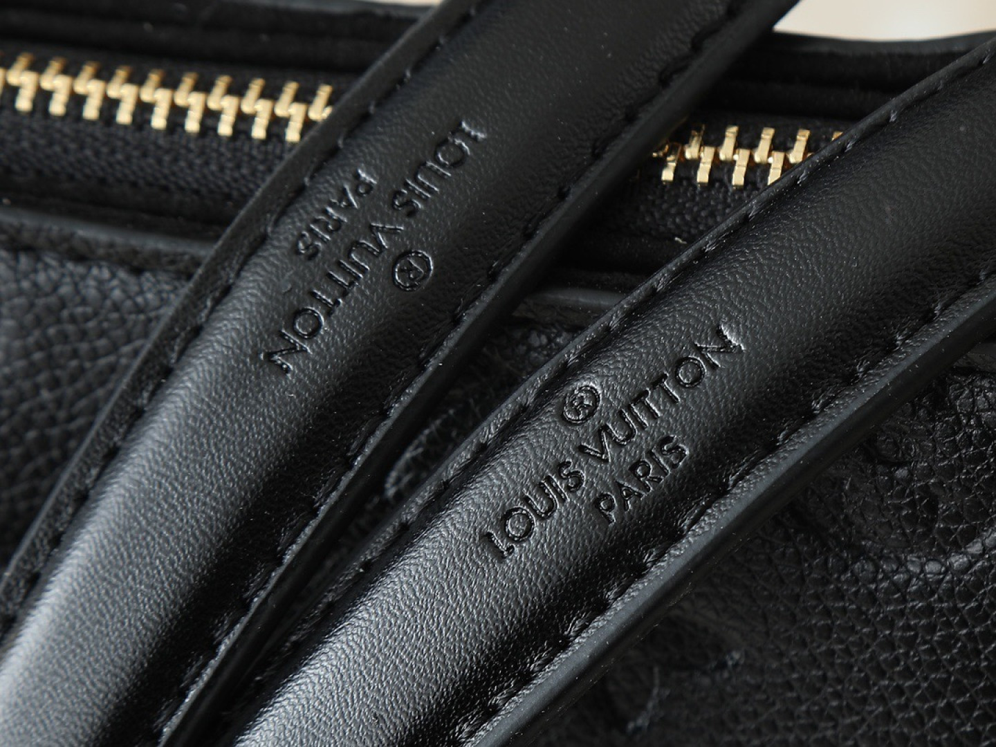 💰130💰升级原版 M43775 M43776 M43777 M43750 本款SURENE BB 手袋  路易威登推出的新款Surene BB手袋，由Monogram帆布与粒纹小牛皮裁制而成，配有金色滑动式包链。金色金属饰件与醒目的皮革饰边，更显利落时髦。轻盈、实用、背携舒适、易于搭配，时尚休闲造型的理想之选。尺寸:24.0x 17.0x 11.0 cm 