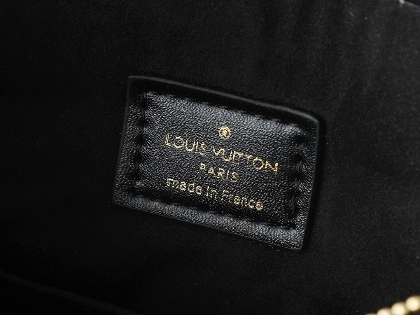 💰130💰升级原版 M43775 M43776 M43777 M43750 本款SURENE BB 手袋  路易威登推出的新款Surene BB手袋，由Monogram帆布与粒纹小牛皮裁制而成，配有金色滑动式包链。金色金属饰件与醒目的皮革饰边，更显利落时髦。轻盈、实用、背携舒适、易于搭配，时尚休闲造型的理想之选。尺寸:24.0x 17.0x 11.0 cm 