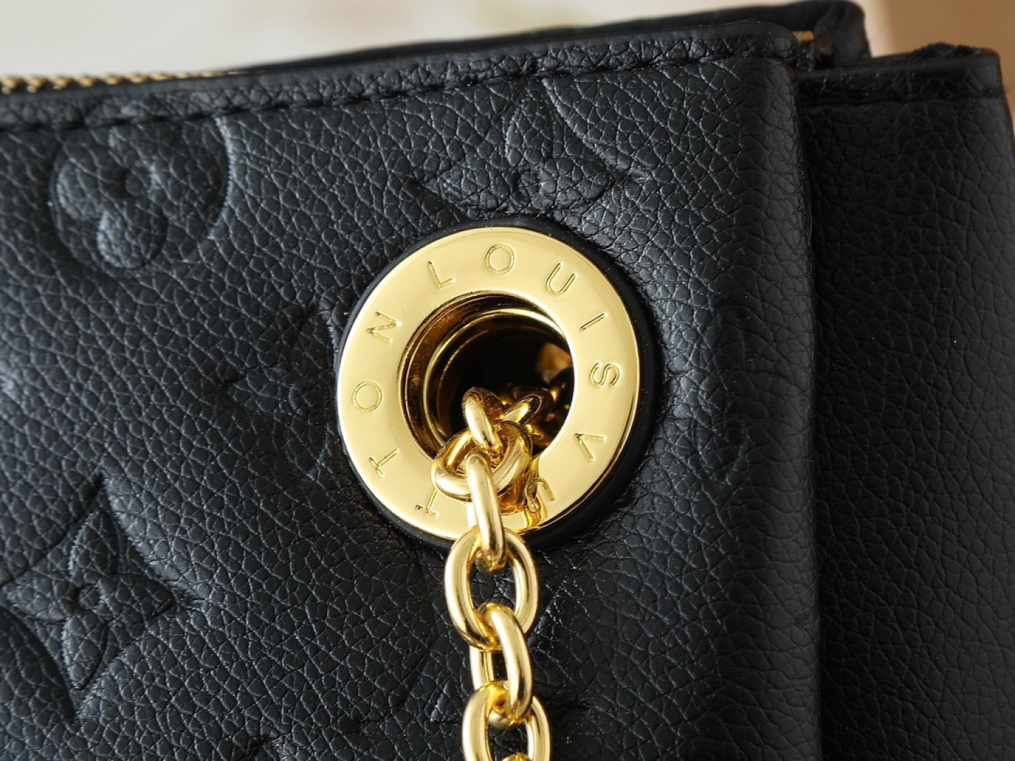 💰130💰升级原版 M43775 M43776 M43777 M43750 本款SURENE BB 手袋  路易威登推出的新款Surene BB手袋，由Monogram帆布与粒纹小牛皮裁制而成，配有金色滑动式包链。金色金属饰件与醒目的皮革饰边，更显利落时髦。轻盈、实用、背携舒适、易于搭配，时尚休闲造型的理想之选。尺寸:24.0x 17.0x 11.0 cm 