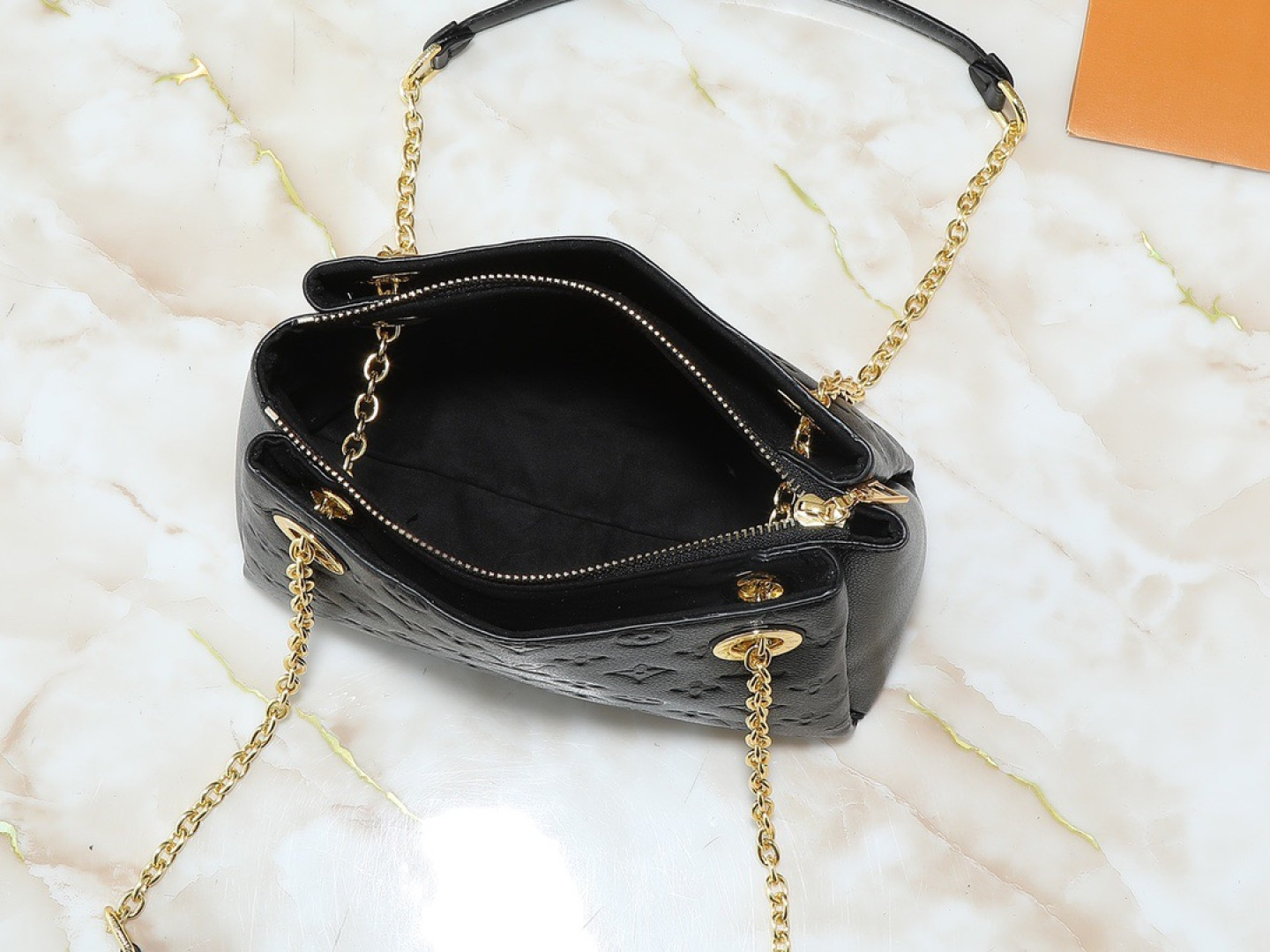 💰130💰升级原版 M43775 M43776 M43777 M43750 本款SURENE BB 手袋  路易威登推出的新款Surene BB手袋，由Monogram帆布与粒纹小牛皮裁制而成，配有金色滑动式包链。金色金属饰件与醒目的皮革饰边，更显利落时髦。轻盈、实用、背携舒适、易于搭配，时尚休闲造型的理想之选。尺寸:24.0x 17.0x 11.0 cm 