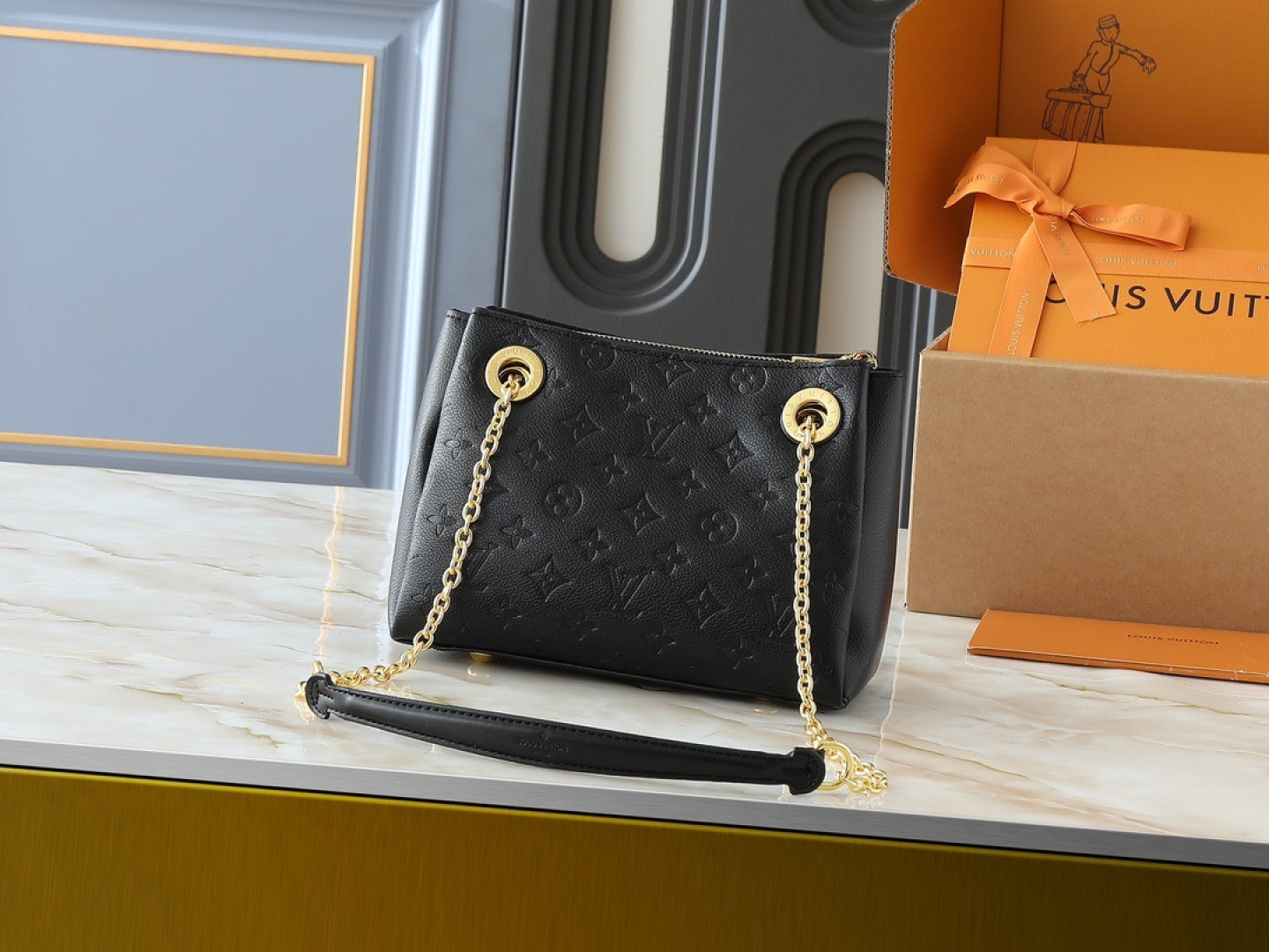 💰130💰升级原版 M43775 M43776 M43777 M43750 本款SURENE BB 手袋  路易威登推出的新款Surene BB手袋，由Monogram帆布与粒纹小牛皮裁制而成，配有金色滑动式包链。金色金属饰件与醒目的皮革饰边，更显利落时髦。轻盈、实用、背携舒适、易于搭配，时尚休闲造型的理想之选。尺寸:24.0x 17.0x 11.0 cm 