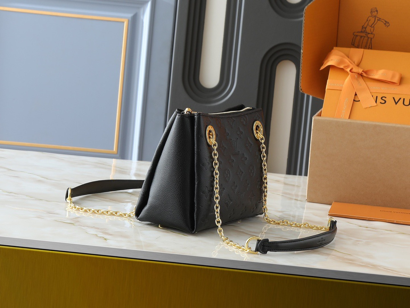 💰130💰升级原版 M43775 M43776 M43777 M43750 本款SURENE BB 手袋  路易威登推出的新款Surene BB手袋，由Monogram帆布与粒纹小牛皮裁制而成，配有金色滑动式包链。金色金属饰件与醒目的皮革饰边，更显利落时髦。轻盈、实用、背携舒适、易于搭配，时尚休闲造型的理想之选。尺寸:24.0x 17.0x 11.0 cm 