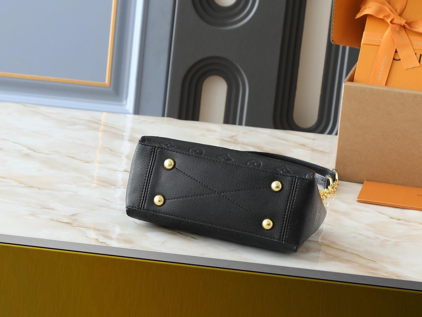 💰130💰升级原版 M43775 M43776 M43777 M43750 本款SURENE BB 手袋  路易威登推出的新款Surene BB手袋，由Monogram帆布与粒纹小牛皮裁制而成，配有金色滑动式包链。金色金属饰件与醒目的皮革饰边，更显利落时髦。轻盈、实用、背携舒适、易于搭配，时尚休闲造型的理想之选。尺寸:24.0x 17.0x 11.0 cm 