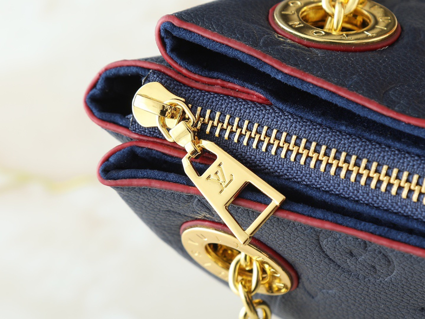 💰130💰升级原版 M43775 M43776 M43777 M43750 本款SURENE BB 手袋  路易威登推出的新款Surene BB手袋，由Monogram帆布与粒纹小牛皮裁制而成，配有金色滑动式包链。金色金属饰件与醒目的皮革饰边，更显利落时髦。轻盈、实用、背携舒适、易于搭配，时尚休闲造型的理想之选。尺寸:24.0x 17.0x 11.0 cm 