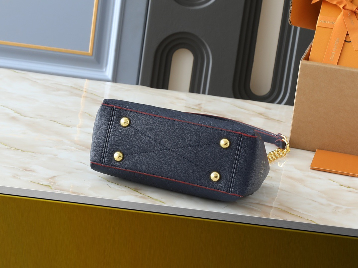 💰130💰升级原版 M43775 M43776 M43777 M43750 本款SURENE BB 手袋  路易威登推出的新款Surene BB手袋，由Monogram帆布与粒纹小牛皮裁制而成，配有金色滑动式包链。金色金属饰件与醒目的皮革饰边，更显利落时髦。轻盈、实用、背携舒适、易于搭配，时尚休闲造型的理想之选。尺寸:24.0x 17.0x 11.0 cm 