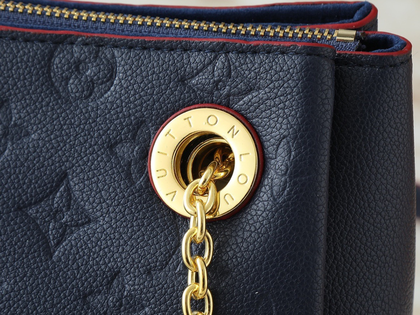 💰130💰升级原版 M43775 M43776 M43777 M43750 本款SURENE BB 手袋  路易威登推出的新款Surene BB手袋，由Monogram帆布与粒纹小牛皮裁制而成，配有金色滑动式包链。金色金属饰件与醒目的皮革饰边，更显利落时髦。轻盈、实用、背携舒适、易于搭配，时尚休闲造型的理想之选。尺寸:24.0x 17.0x 11.0 cm 