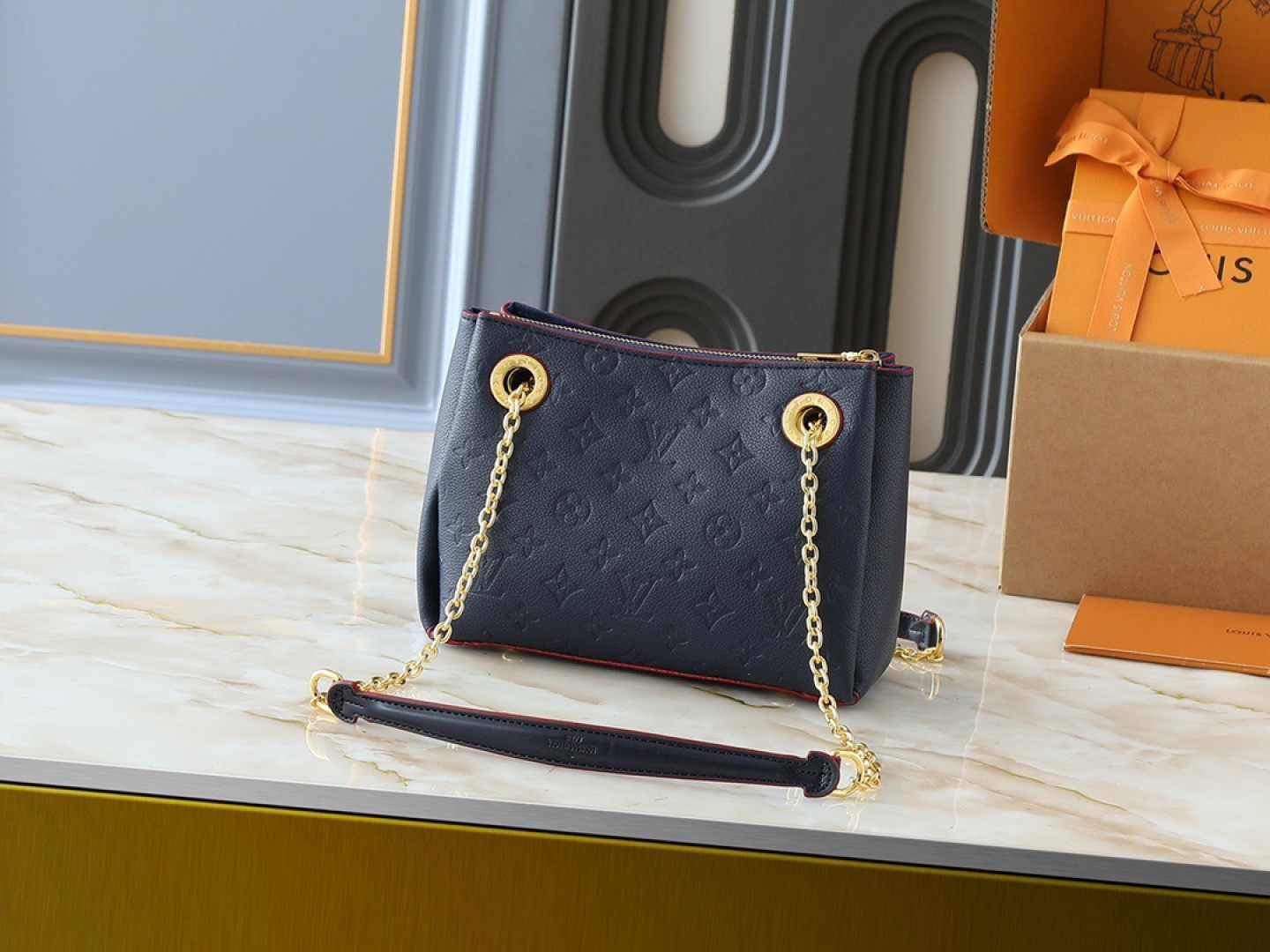 💰130💰升级原版 M43775 M43776 M43777 M43750 本款SURENE BB 手袋  路易威登推出的新款Surene BB手袋，由Monogram帆布与粒纹小牛皮裁制而成，配有金色滑动式包链。金色金属饰件与醒目的皮革饰边，更显利落时髦。轻盈、实用、背携舒适、易于搭配，时尚休闲造型的理想之选。尺寸:24.0x 17.0x 11.0 cm 